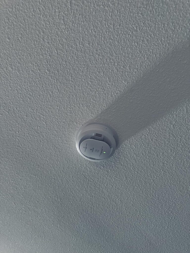 Kidde Smart Smoke and Carbon Monoxide Detector, Ring App Enabled for Real-Time Notifications, Hardwired Alarm, AA Backup Battery Customer Review Best Smart Smoke Detector