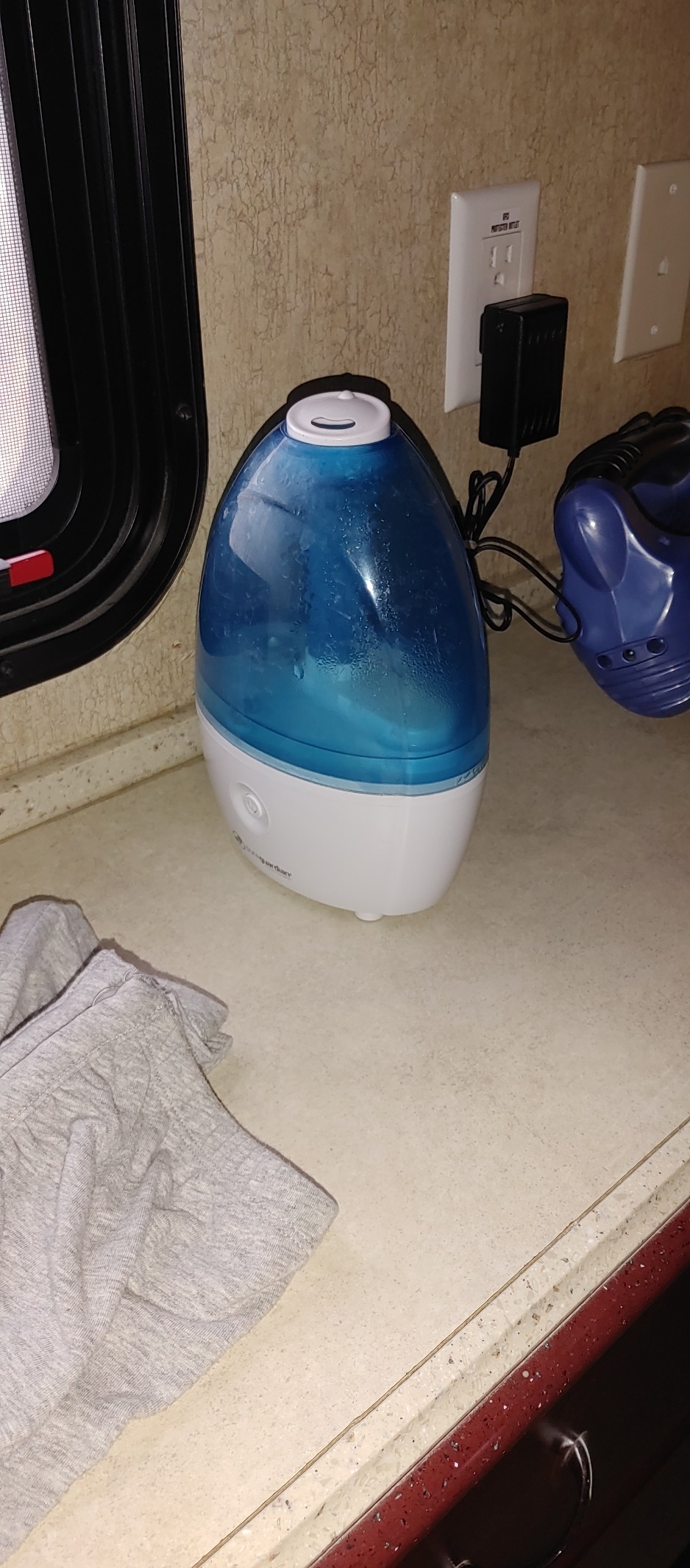 Pure Guardian H910BL Ultrasonic Cool Mist Humidifier, 14 Hrs. Run Time, 210 Sq. Ft. Coverage, Small Rooms, Quiet, Filter Free customer photo 1