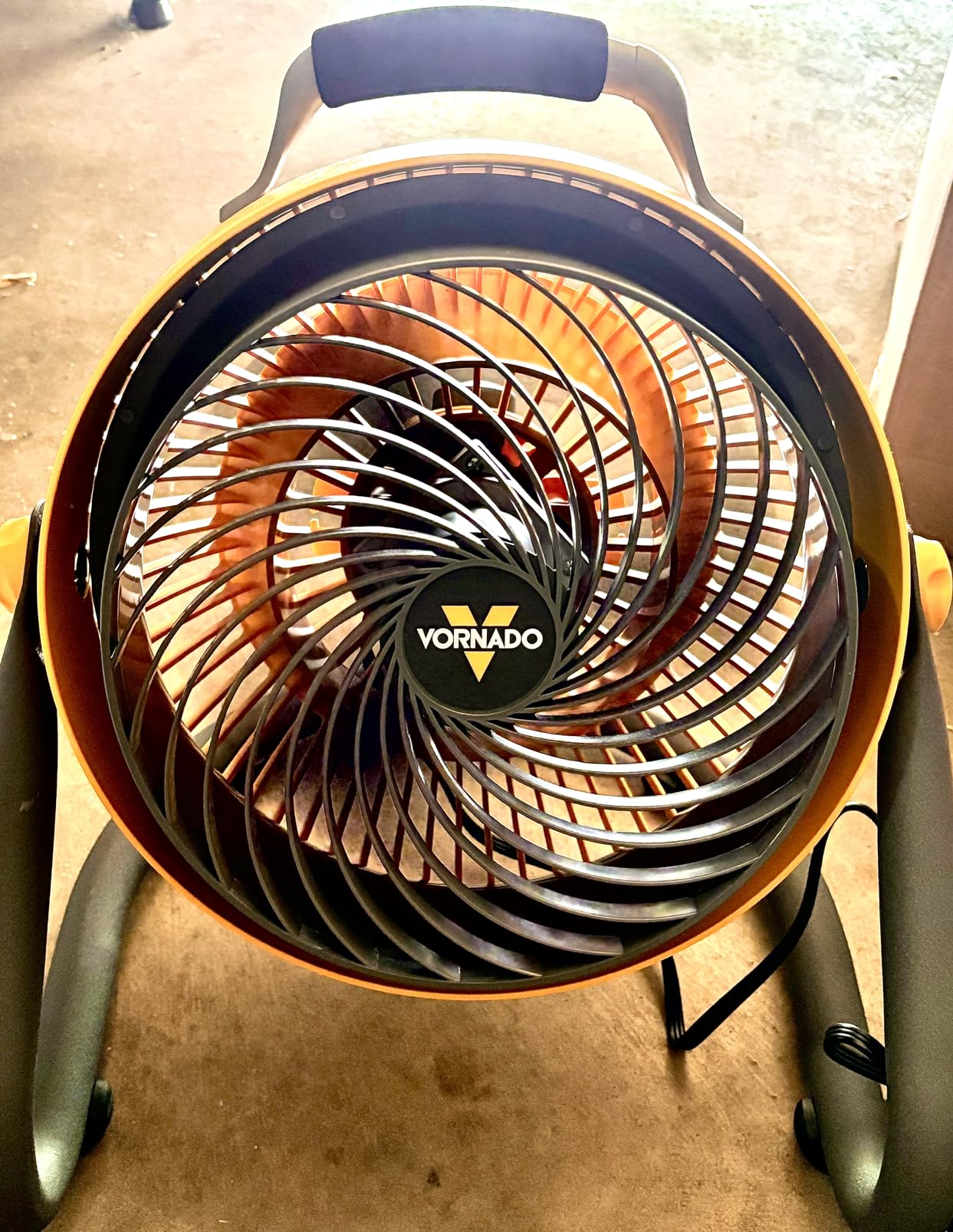 Vornado 293 Large Heavy Duty Shop Fan, 3 Speed Electric Fan, High Impact Casing, IP54-Rated Motor, Whole Room Air Circulator, Pivoting Head, Carry Handle, 16 inch Floor Fan for Bedroom and Garage, Green customer photo 2