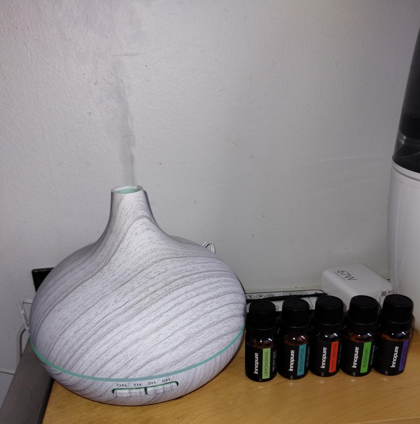 InnoGear Aromatherapy Diffuser & 10 Essential Oils Set, 400ml Diffuser Ultrasonic Diffuser Cool Mist Humidifier with 4 Timers 7 Colors Light Waterless Auto Off for Large Room Office, Yellow Wood Grain customer photo 1