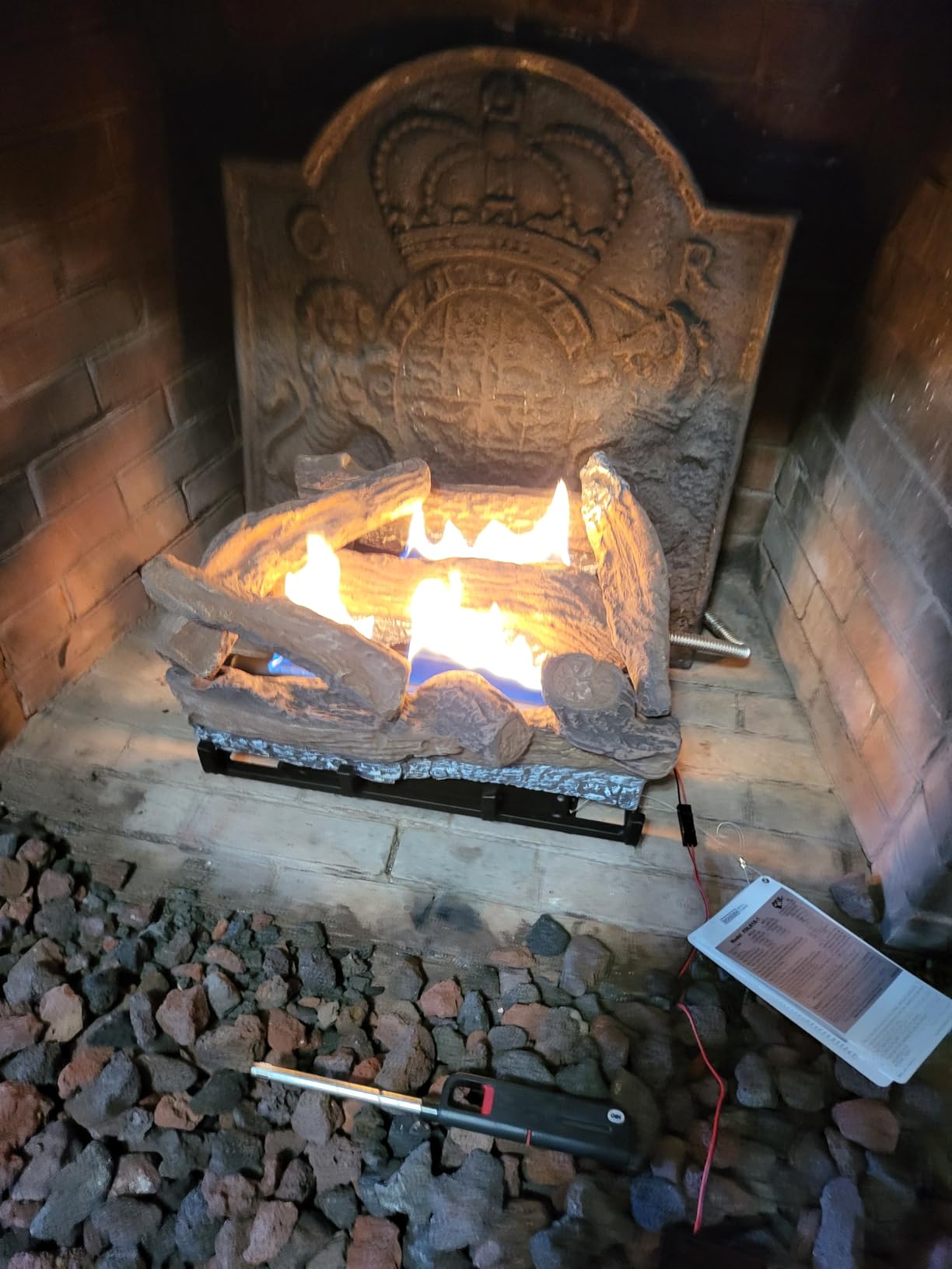 Duluth Forge DLS-18R-1 Dual Fuel Ventless Fireplace Logs Set with Remote Control, Use with Natural Gas or Liquid Propane, 30000 BTU, Heats up to 1000 Sq. Ft, Split Red Oak, 18 Inches customer photo 1