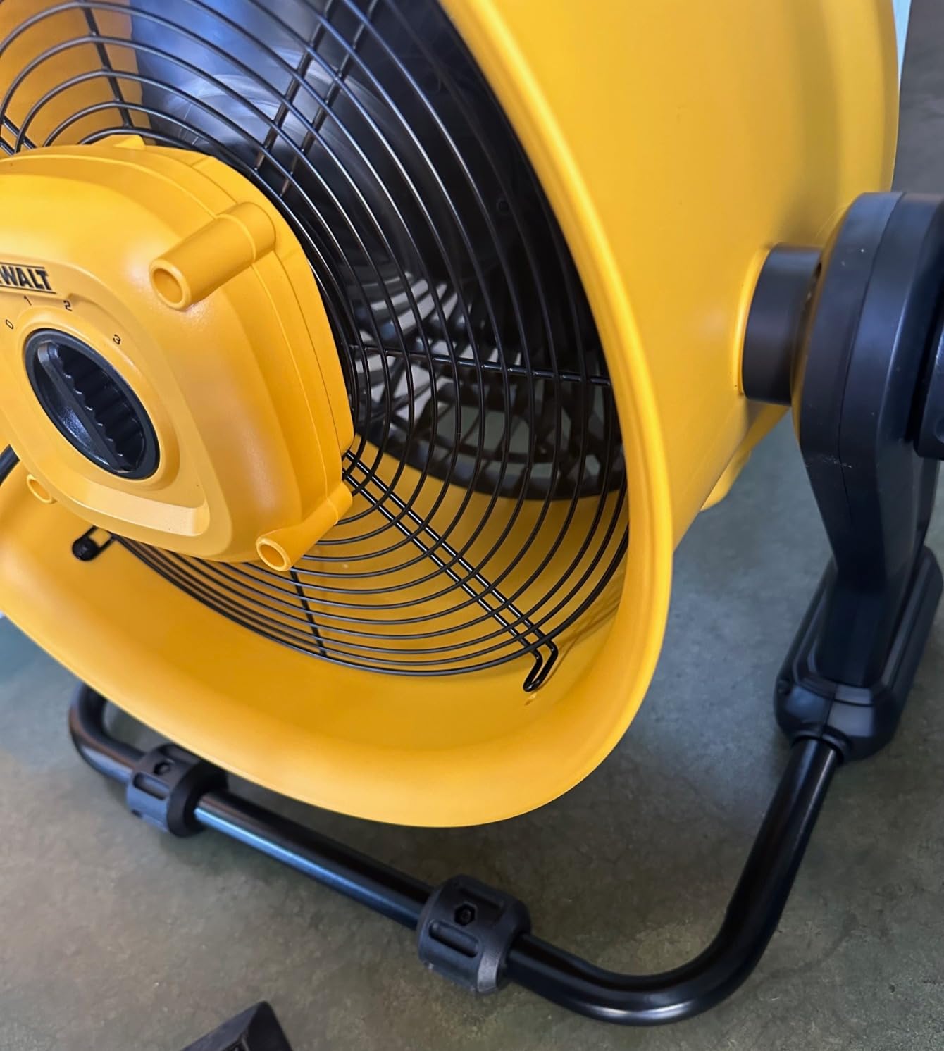 DEWALT 16 Inch Heavy Duty Floor Fan, High Velocity Barrel Shop Fan, 3-Speed Powerful with 4000 CFM, 360 Degree Adjustable Tilting Airflow Fan for Warehouse, Workshop, Factory, Basement customer photo 1