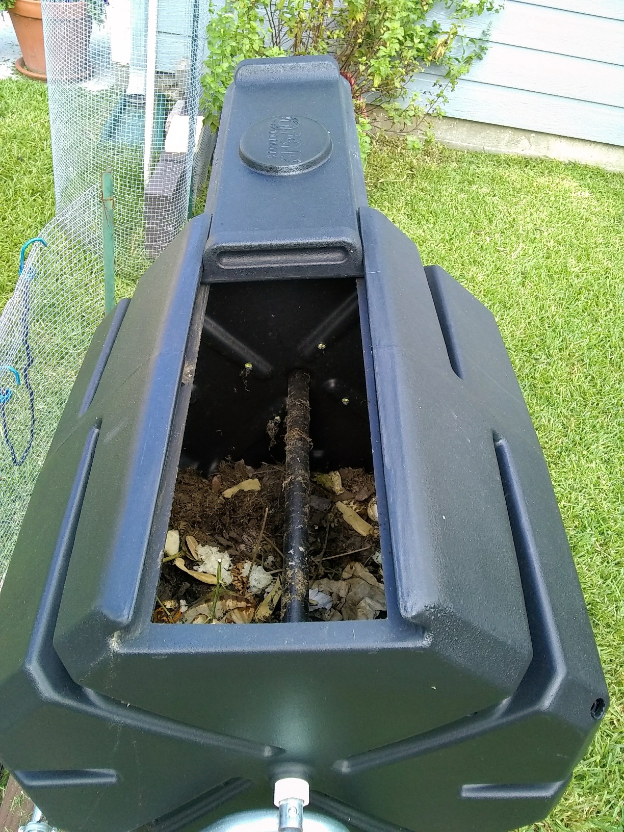 FCMP Outdoor 37 Gallon 1 Piece Plastic Single Chamber Roto Tumbling Composter Outdoor Elevated Rotating Garden Compost Bin, Black customer photo 1