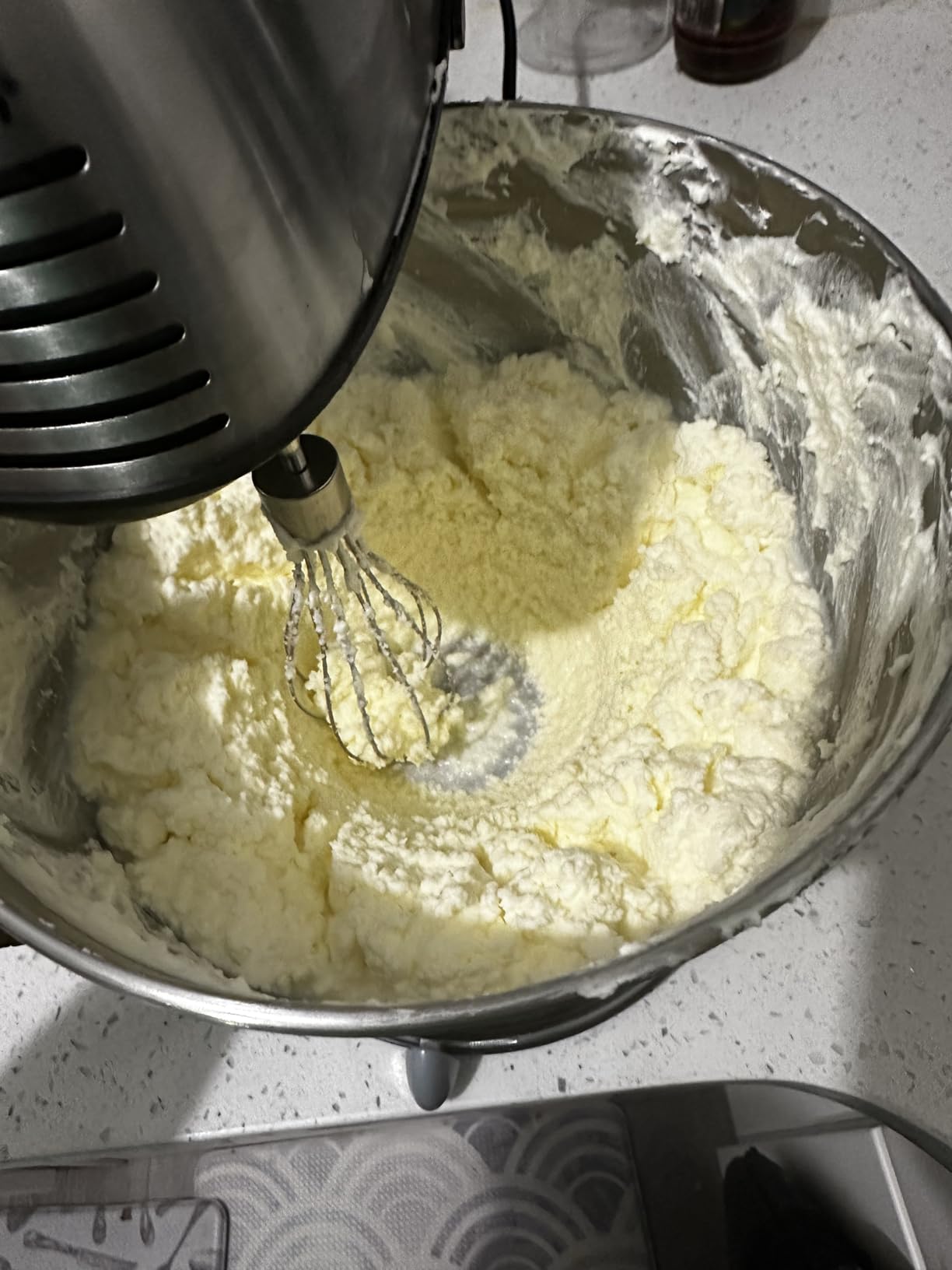 Hamilton Beach Classic Stand and Hand Mixer, 4 Quarts, 6 Speeds with QuickBurst, Bowl Rest, 290 Watts Peak Power, White (64655) customer photo 2