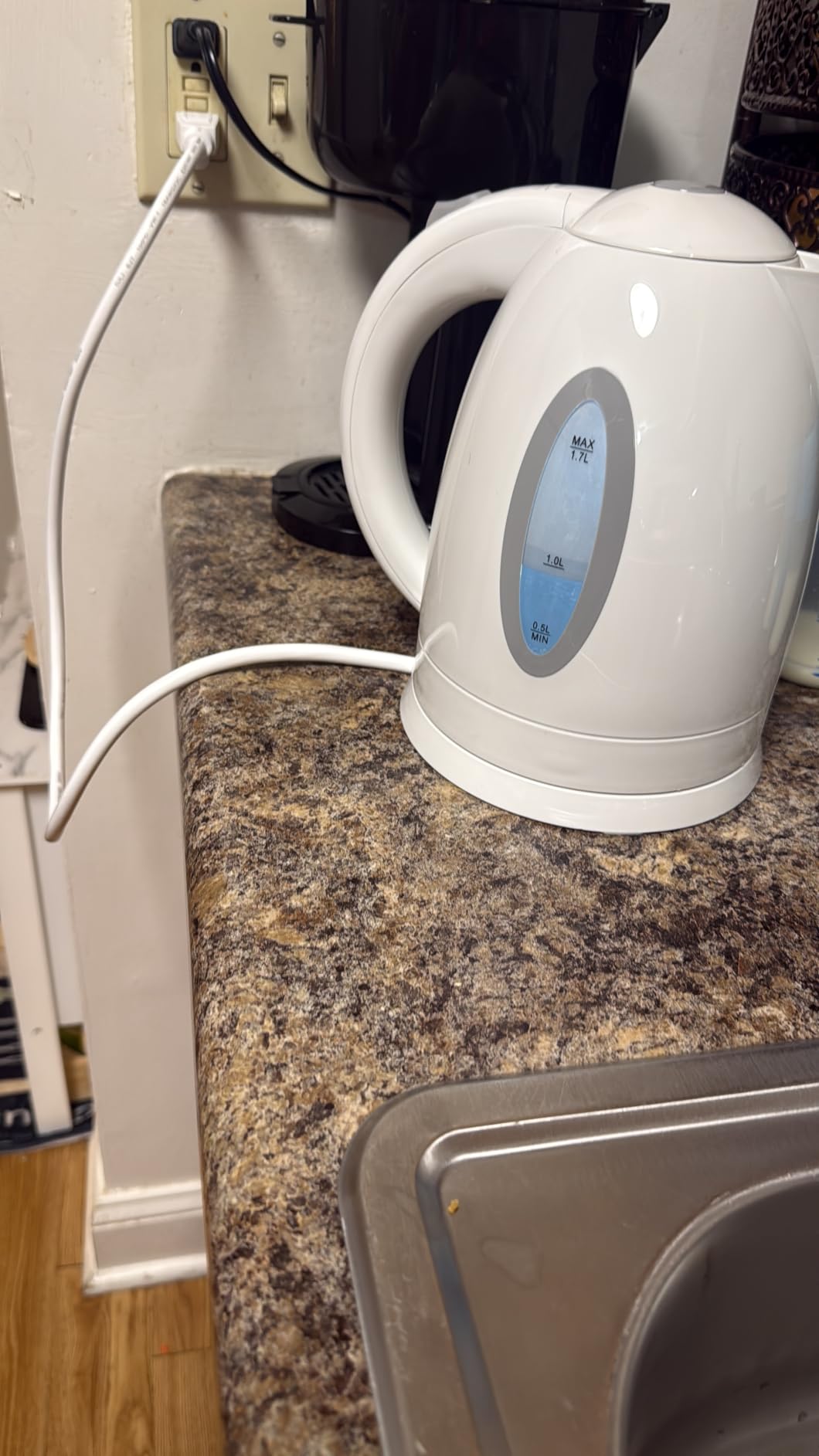 OVENTE Electric Kettle, 1.7L Fast Boiling Water Heater, BPA Free, Auto Shut-Off, Boil-Dry Protection, Black KP72B customer photo 1