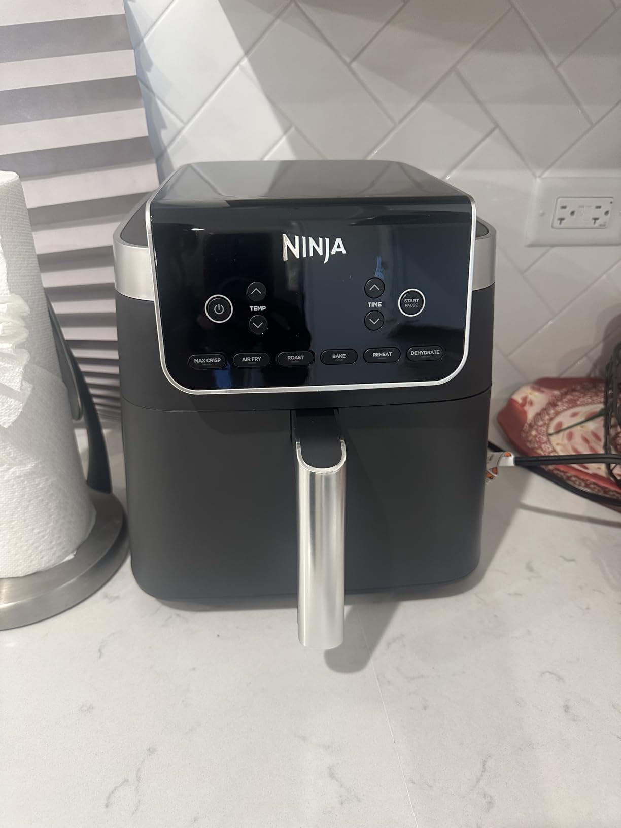 Ninja Air Fryer | 4 QT Capacity | 4-in-1 Roast, Crisp, Roast, Reheats, & Dehydrates | Dishwasher Safe Parts | 105°F-400°F | Includes 20 Easy & Healthy Recipes | 1550 watt | Grey | AF101 customer photo 1