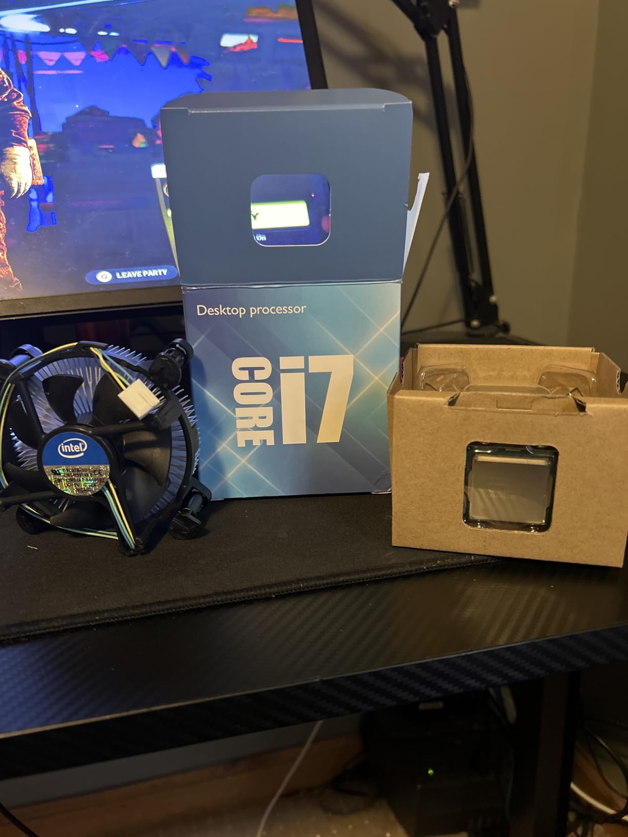 Core i7-9700K Desktop Processor 8 Cores up to 4.9 GHz Turbo unlocked LGA1151 300 Series 95W customer photo 1