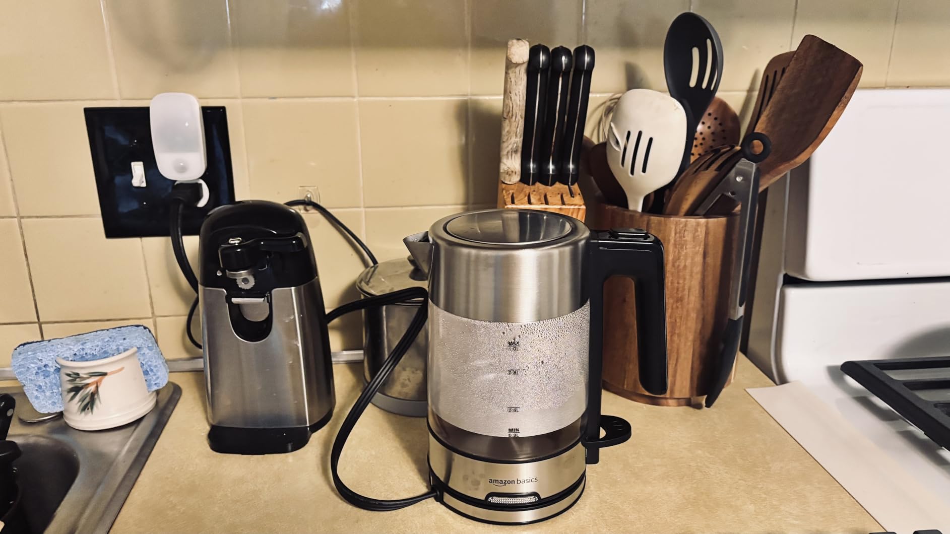 Amazon Basics Electric Kettle with Glass Carafe, BPA-Free, Fast Boiling, Auto Shut-Off, Boil-Dry Protection, Water Level Indicator, 1.7 Liter, 1500W customer photo 2