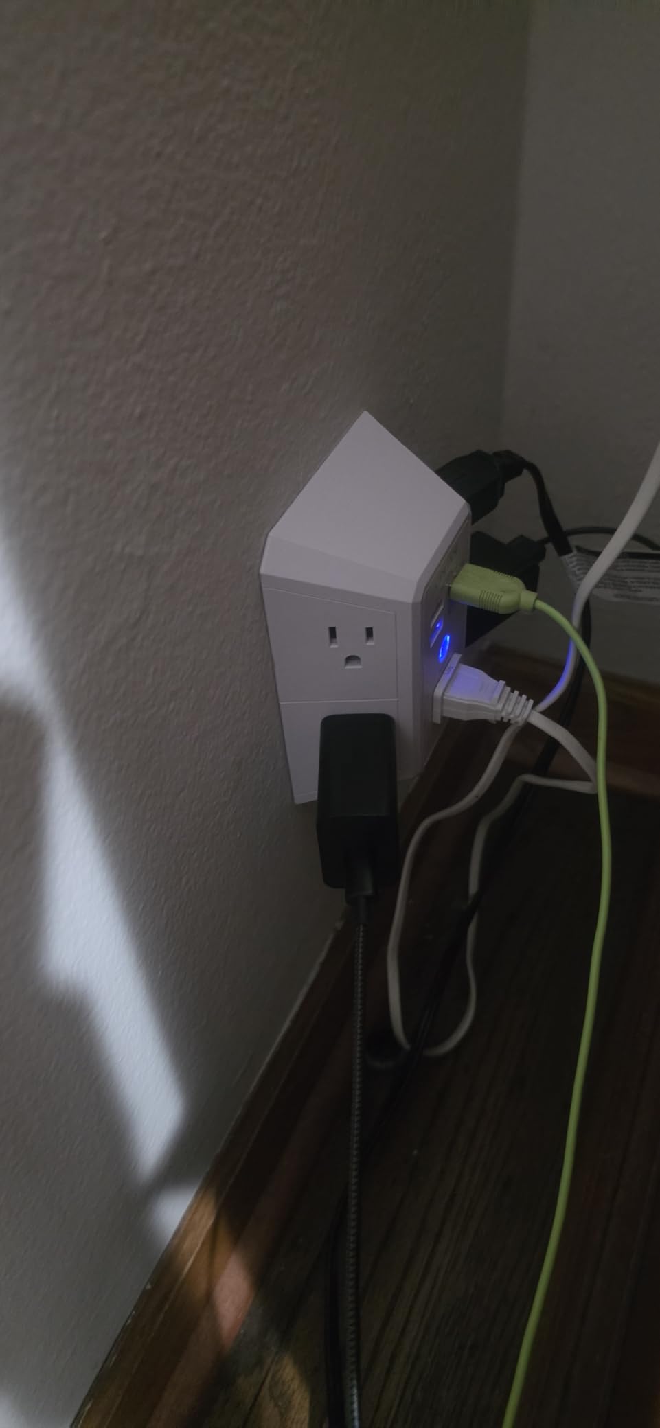 Wall Charger, Surge Protector, QINLIANF 5 Outlet Extender with 4 USB Charging Ports, 3-Sided 1680J Power Strip Multi Plug Adapter Spaced for Home Travel Office customer photo 2