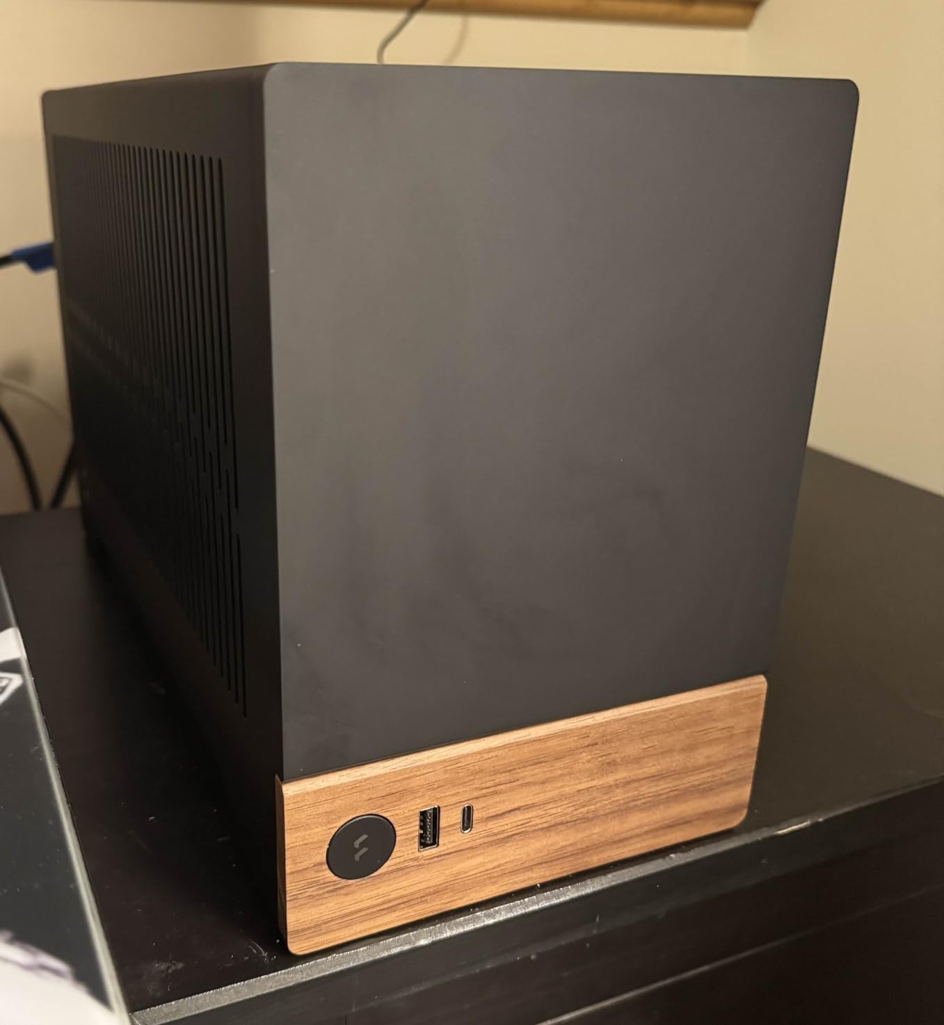 Fractal Design Terra Graphite - Wood Walnut Front Panel - Small Form Factor - Mini ITX Gaming case - PCIe 4.0 Riser Cable - USB Type-C - Anodized Aluminum Panels customer photo 1
