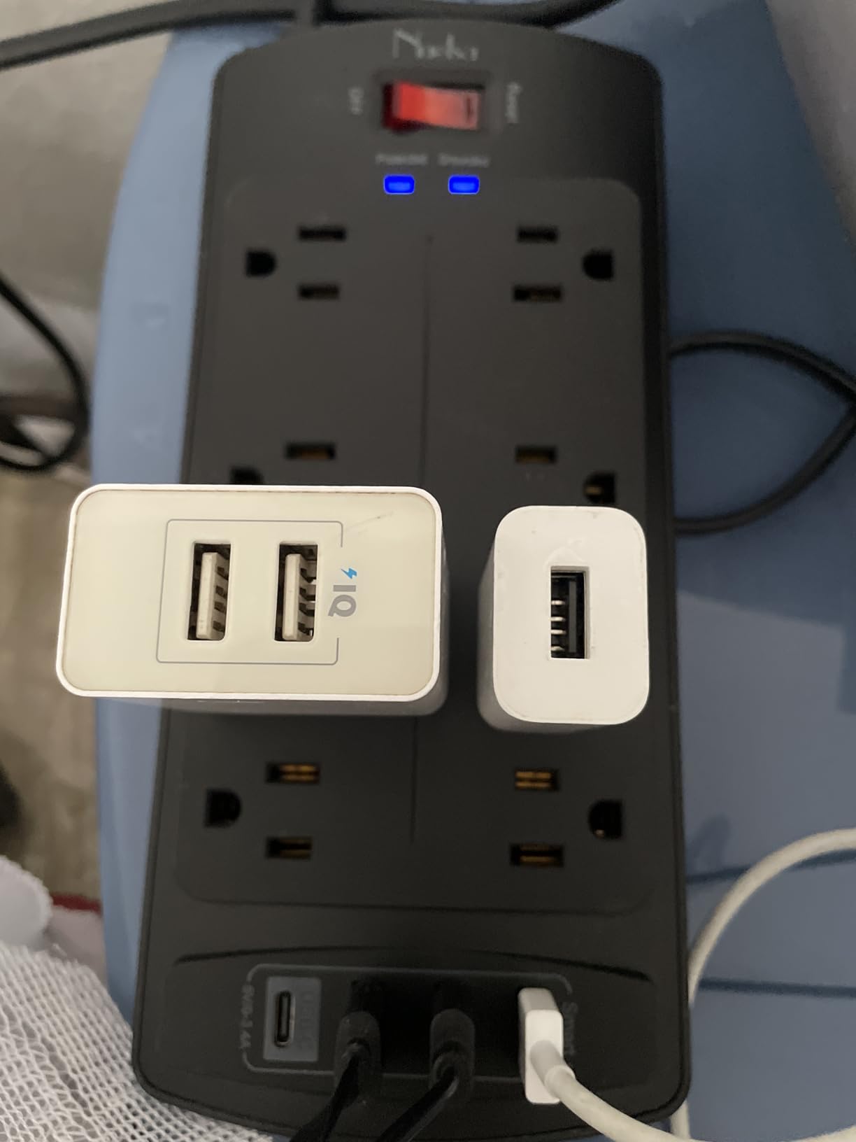 Surge Protector Power Strip - Nuetsa Flat Plug Extension Cord with 8 Outlets and 4 USB Ports, 6 Feet Power Cord, 2700 Joules, ETL Listed, Black customer photo 1
