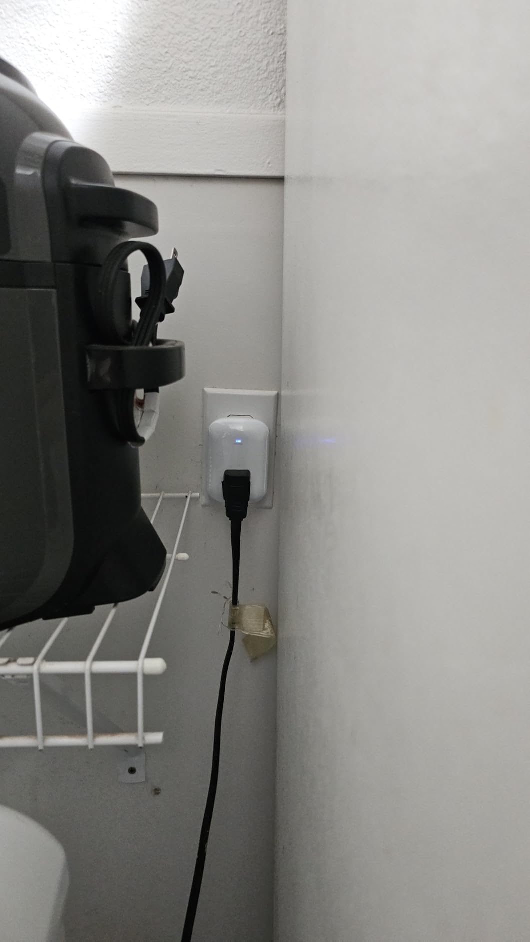 Cable Matters 1350 Joules Single Outlet Surge Protector for TV, PC, Xbox, PS5, Refrigerator, Treadmill, 15A/1875W, 500V Clamping Voltage Wall Surge Protector Outlet, White customer photo 1