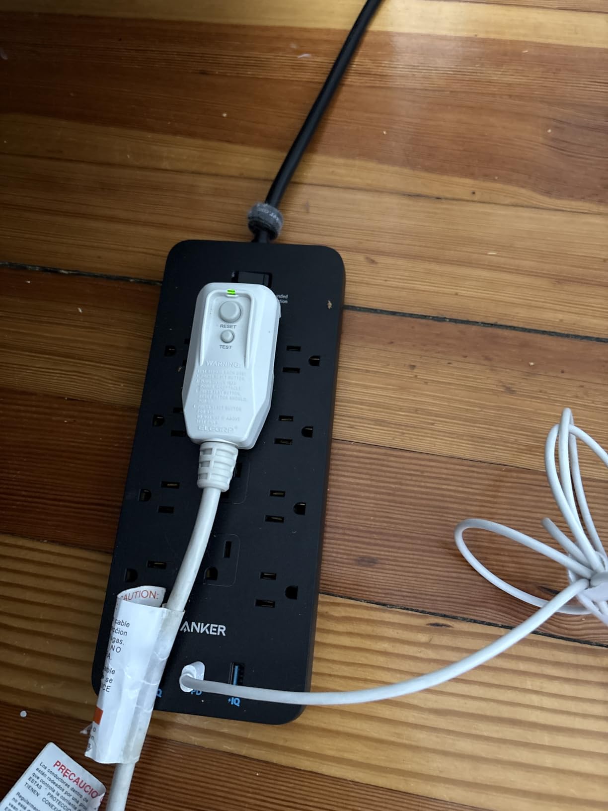 Anker Power Strip with 2100J Surge Protector, Outlet Extender, 5ft Extension Cord with Multiple Outlets, 12 AC, 2 USB A,1 USB C Port for 20W, Home Office, Dorm Room Essentials, TUV Listed customer photo 2