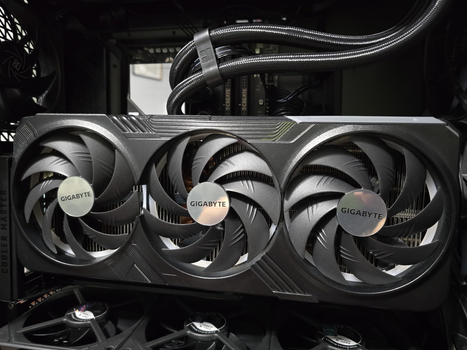 Cooler Master MasterAccessory Vertical GPU Card Holder Kit V3 Black, Premium Riser Cable PCI-E 4.0 x16-165mm, PCIe 3.0 Compatible, Adjustable Length for E-ATX|ATX|Micro ATX Case customer photo 2