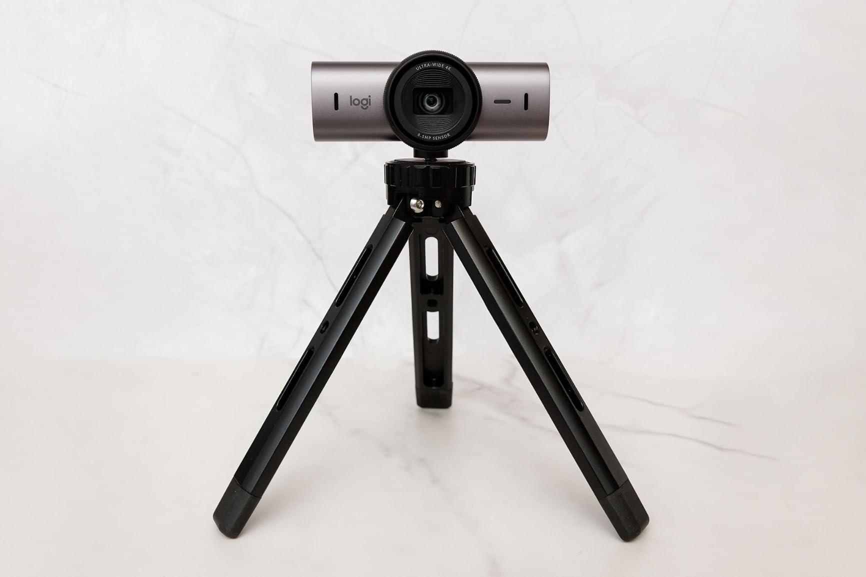 Logitech MX Brio Ultra HD 4K Webcam Collaboration and Streaming - Graphite customer photo 2