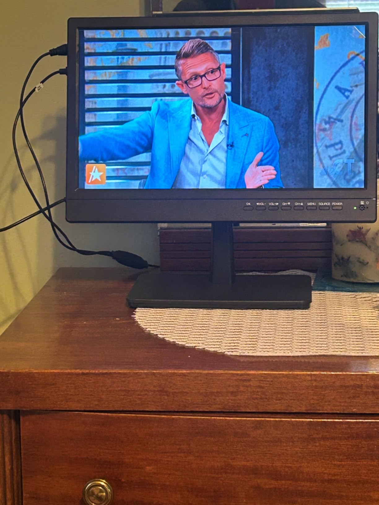 Feihe 14 Inch Small TV - HD LCD Flat Screen Kitchen TV with Digital Tuner, HDMI/USB/VGA, Built-in Stand and Remote Control, Suitable for RV, Camping, and Offices (No Smart TV) customer photo 2