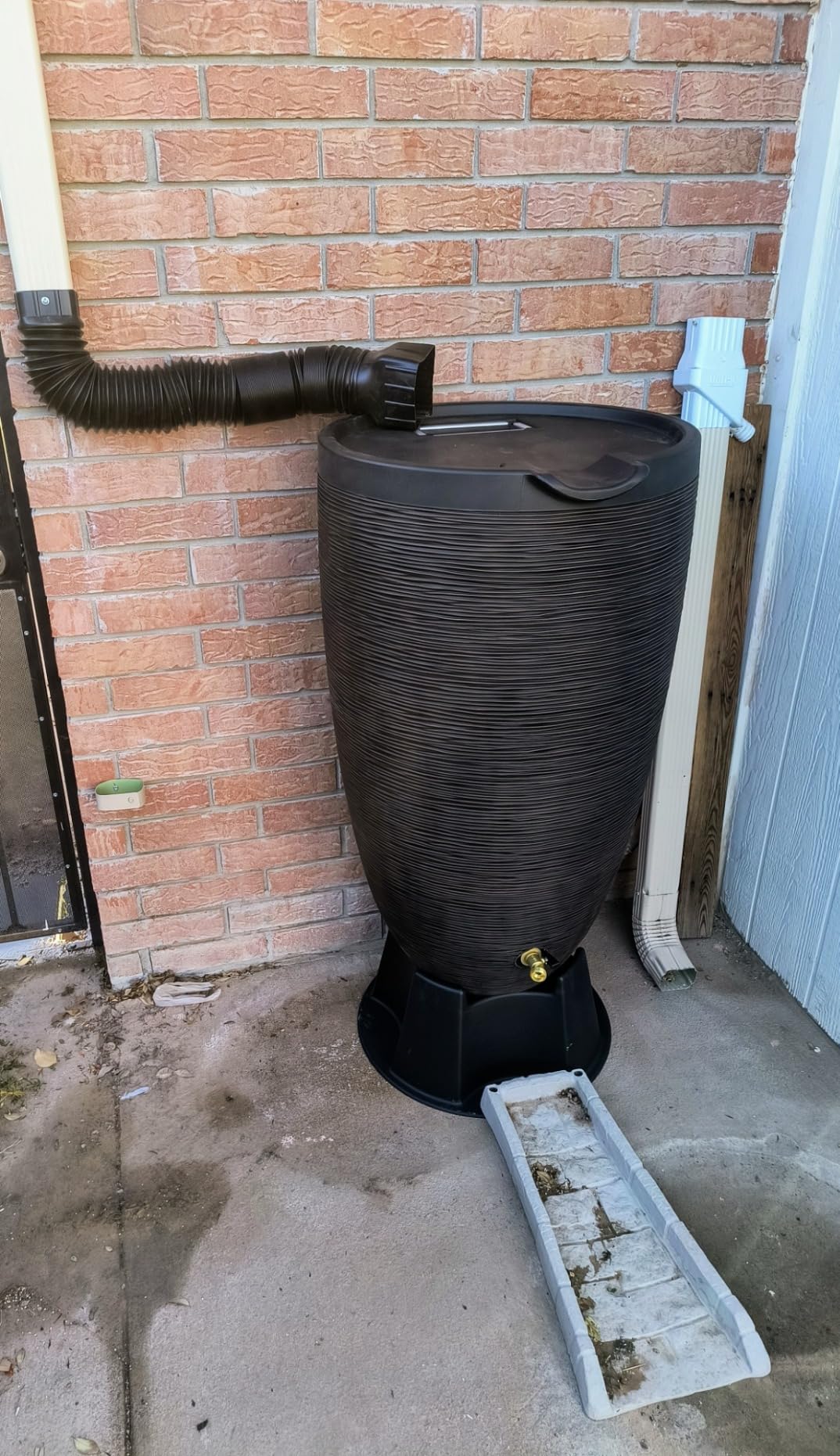 RTS Home Accents 50-Gallon Newport Rain Barrel with Stand and Removable Lid, Bronze Color customer photo 2