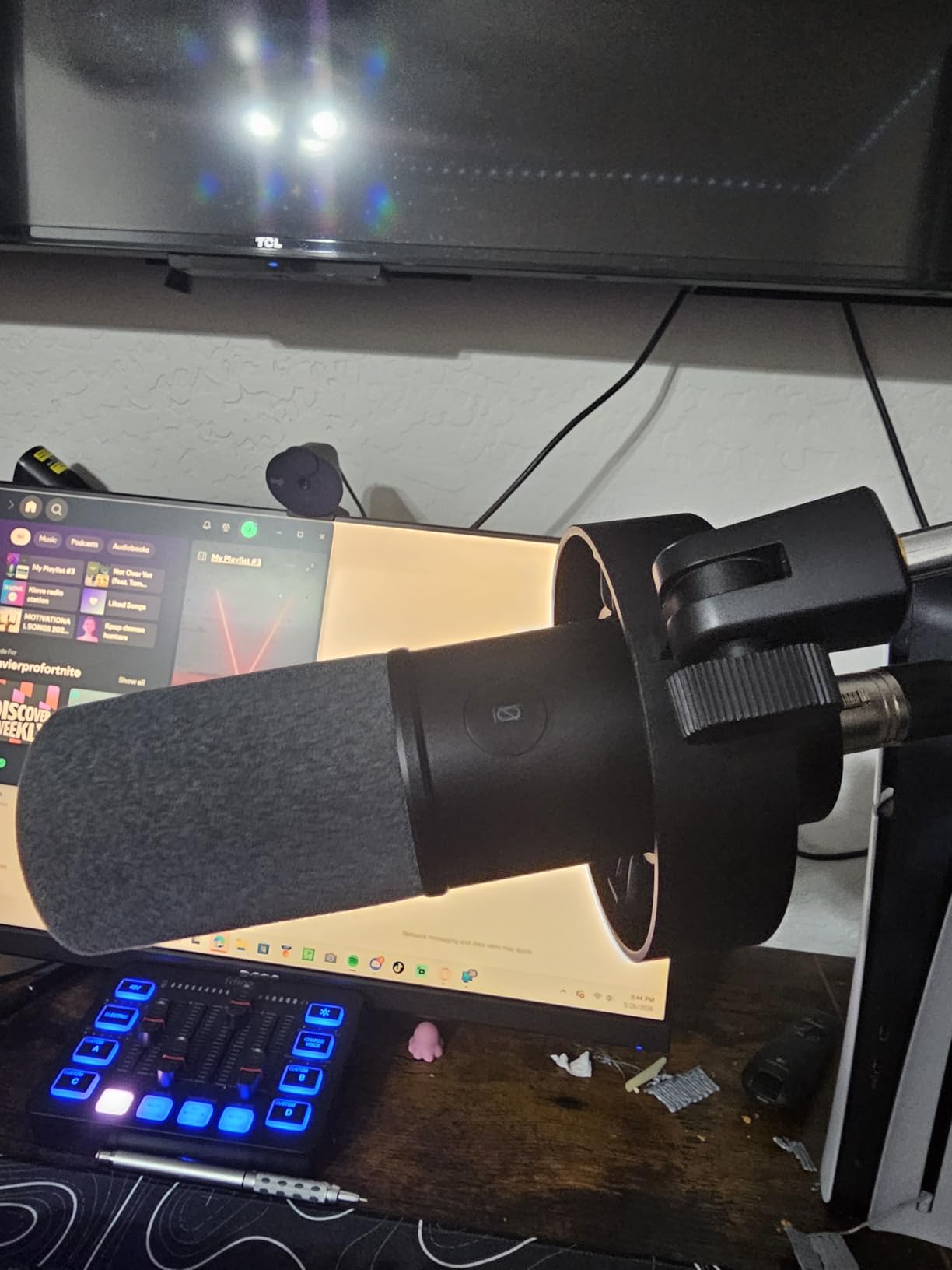 FIFINE K688 Podcast Microphone Kit, USB/XLR Dynamic Microphone with Boom Arm for PC/XLR Mixer, Gaming Mic with Mute Button, Headphone Jack for Vocal, Voice-Over, Streaming, Music Recording -K688CT customer photo 2