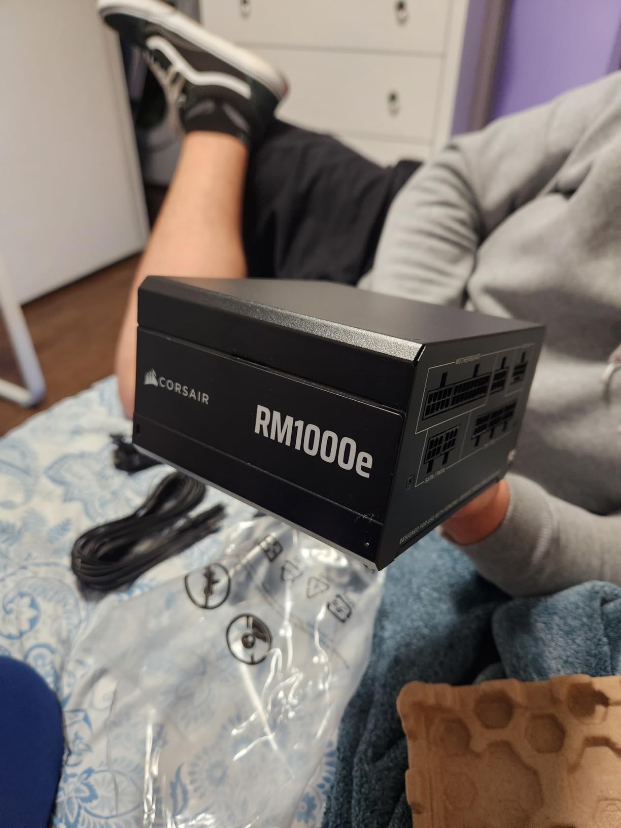 CORSAIR RM1000e (2025) Fully Modular Low-Noise ATX Power Supply with 12V-2x6 Cable - ATX 3.1 & PCIe 5.1 Compliant, Cybenetics Gold Efficiency, 105°C-Rated Capacitors, Modern Standby Mode - Black customer photo 1