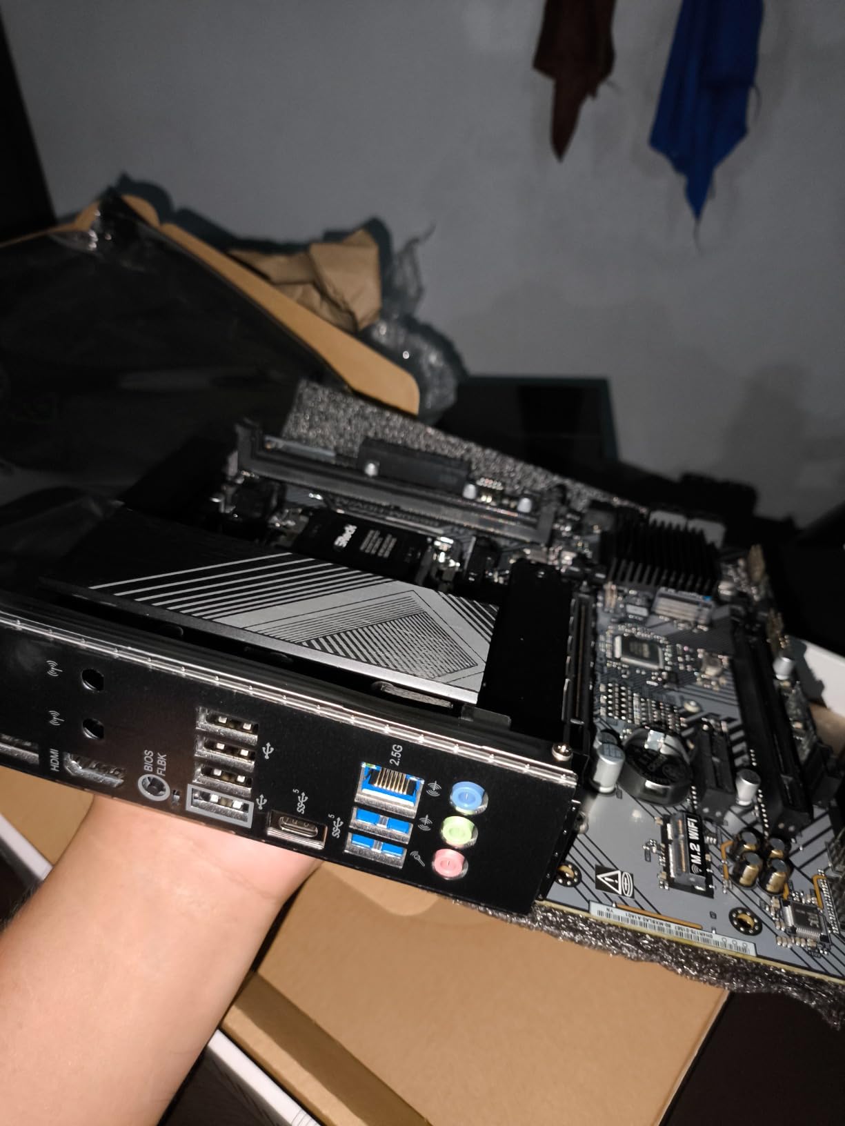 ASRock B650M-HDV M.2 White Micro-ATX AM5 Motherboard, AMD Ryzen 9000/8000/7000, PCIe 5.0 x16, DDR5 8200+(OC), Dual M.2 (Gen5/Gen4), USB 3.2 Type-C, 2.5G LAN customer photo 1