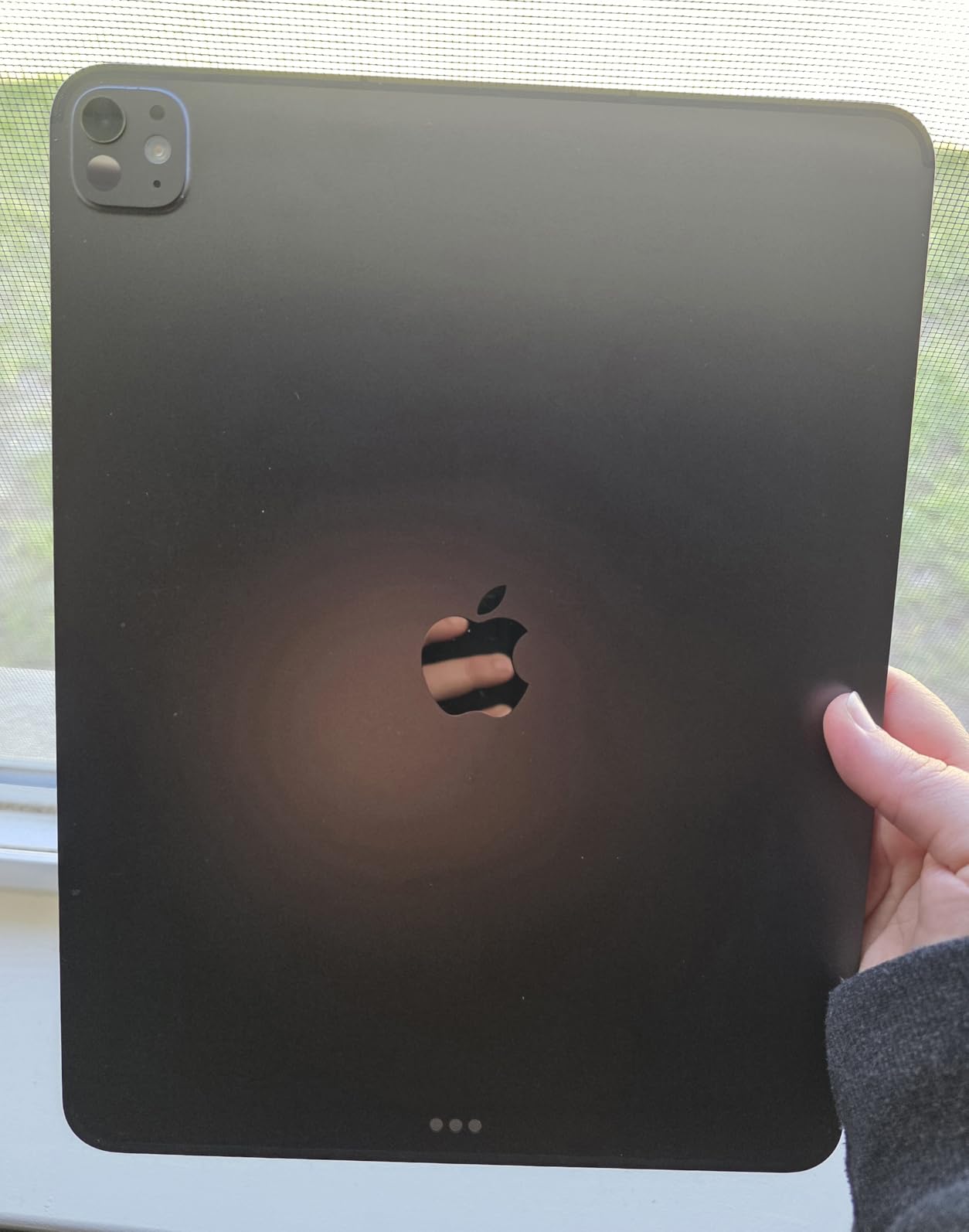 iPad Pro 13-inch (M5): Ultra Retina XDR Display - Nano-Texture Glass, 1TB, 12MP Front/Back Camera, LiDAR Scanner, Wi-Fi 7 with Apple N1 + 5G Cellular with C1X chip, Face ID - Space Black customer photo 1