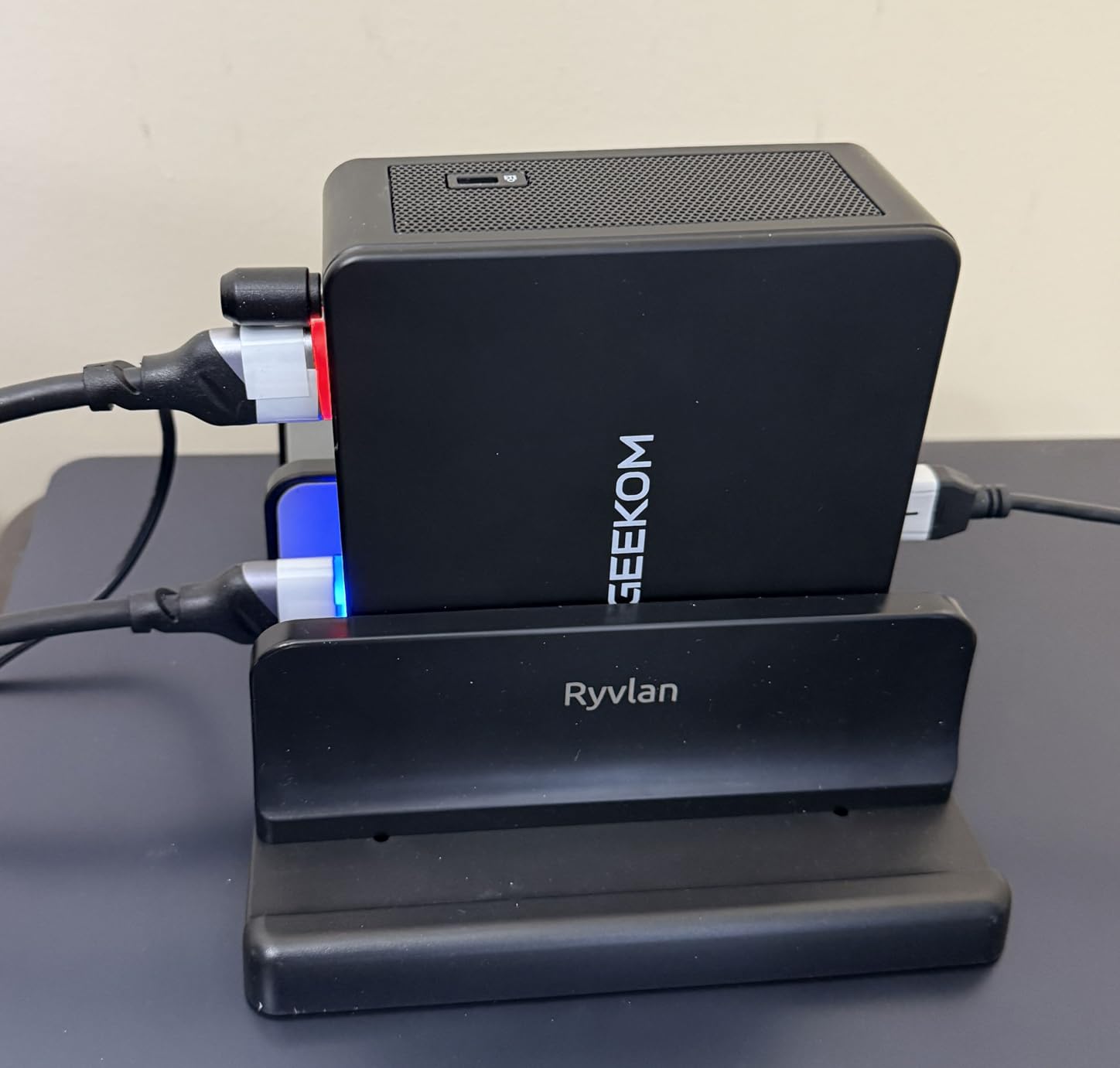 GEEKOM IT15, The Most Powerful AI Mini PC with Intel Ultra 9 285H (15th Gen) 99 Tops | 32GB DDR5, 1TB SSD | Arc 140T GPU | WiFi 7, 8K Quad Display, Win11 Pro, Video Editing, Coding, and Multitasking customer photo 1