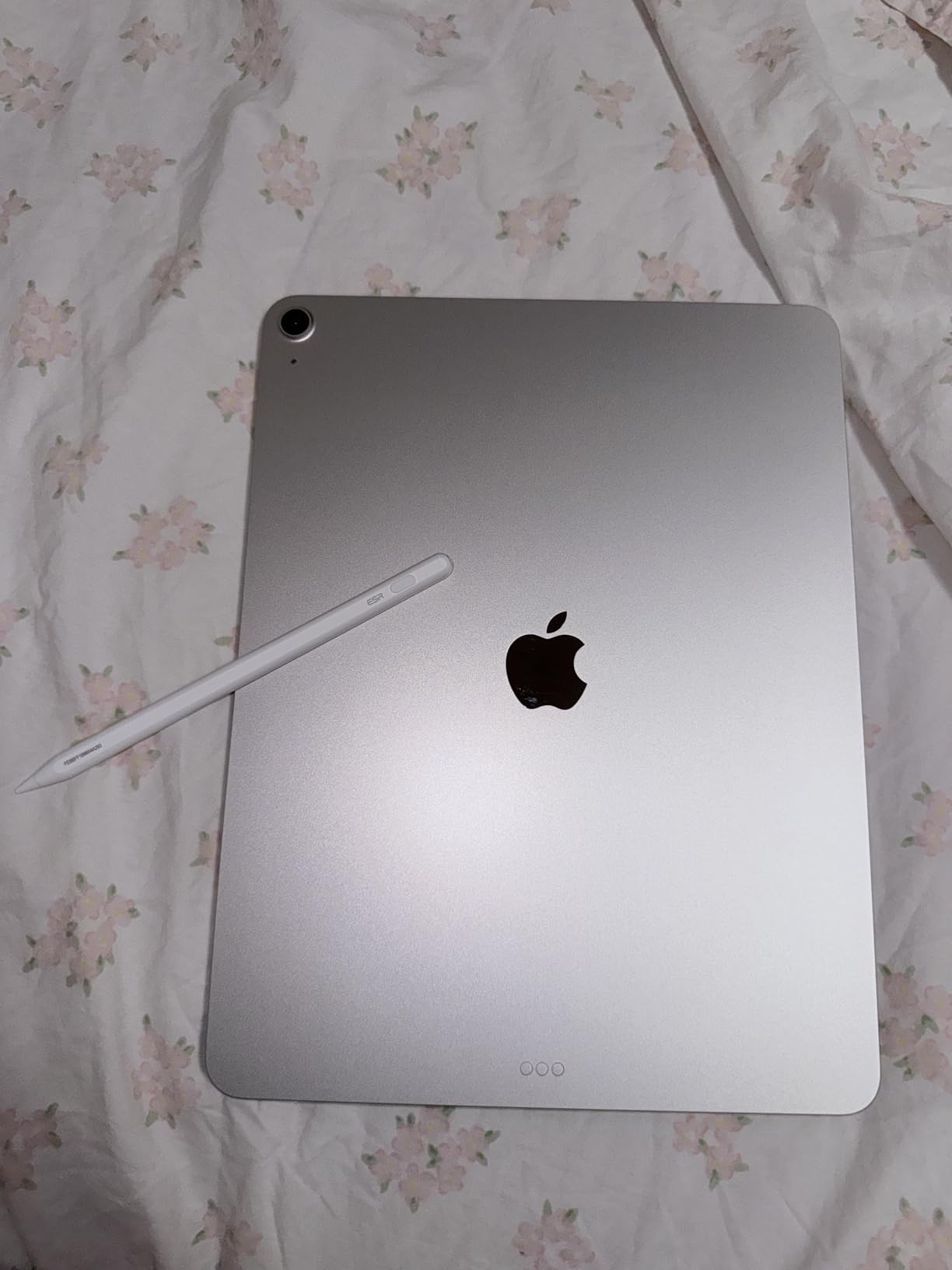 iPad Air 13-inch (M4): Liquid Retina Display, 256GB, 12MP Front/Back Camera, Wi-Fi 7 with Apple N1, Touch ID, All-Day Battery Life - Starlight customer photo 2
