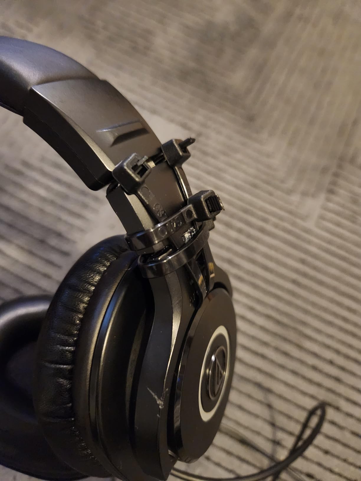Audio-Technica ATH-M40x Professional Studio Monitor Headphone, Black, with Cutting Edge Engineering, 90 Degree Swiveling Earcups, Pro-Grade Earpads/Headband, Detachable Cables Included customer photo 1