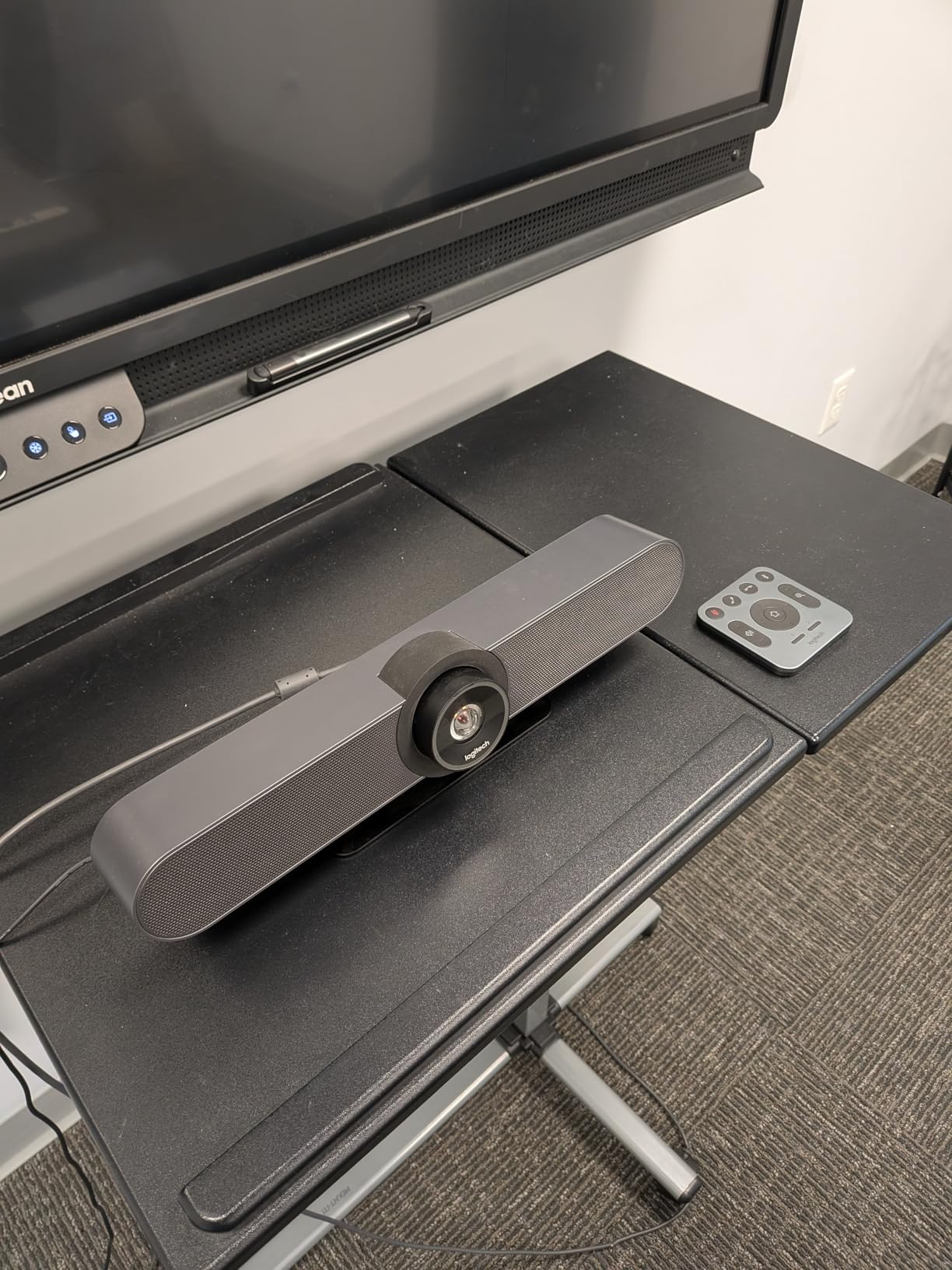 Logitech MeetUp Video Conferencing System 4K 3 Microphones - Black | 1080p/720p, 3 microphones, adjustable speakers, wide field of view 120°, PC/Mac/laptop/MacBook/tablet compatible customer photo 1