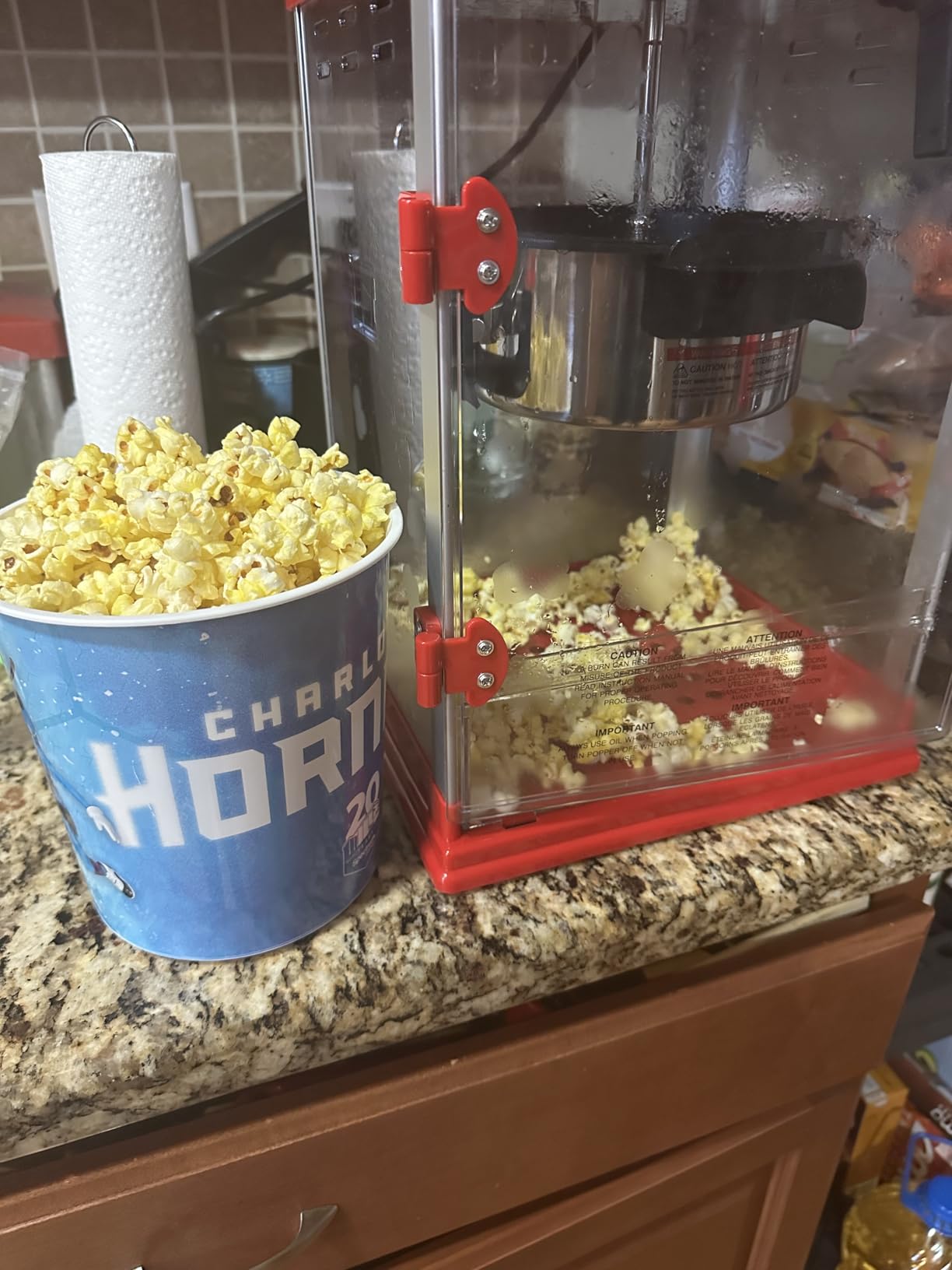 West Bend Stir Crazy Movie Theater Popcorn Popper, Gourmet Popcorn Maker Machine with Nonstick Popcorn Kettle, Measuring Tool and Popcorn Scoop for Popcorn Machine, 4 Qt., Black customer photo 2