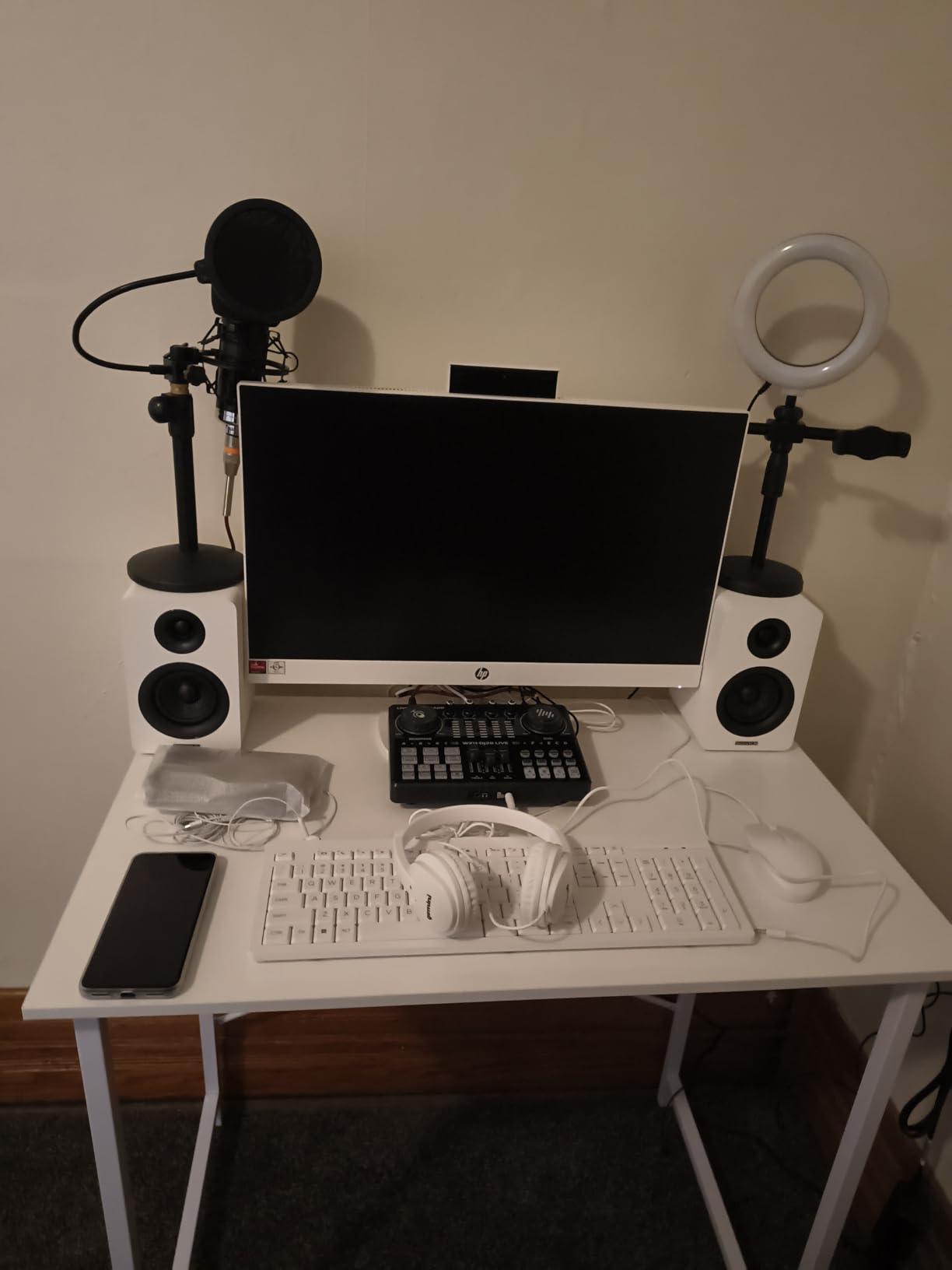 Sanyun SW208 3 inch Active Bluetooth 5.0 Bookshelf Speakers, Built-in 24bit DAC, 60W Carbon Fiber Speaker, USB and 3.5mm AUX Input, 2.0 Computer PC Monitor Gaming (Pair, Black) customer photo 2
