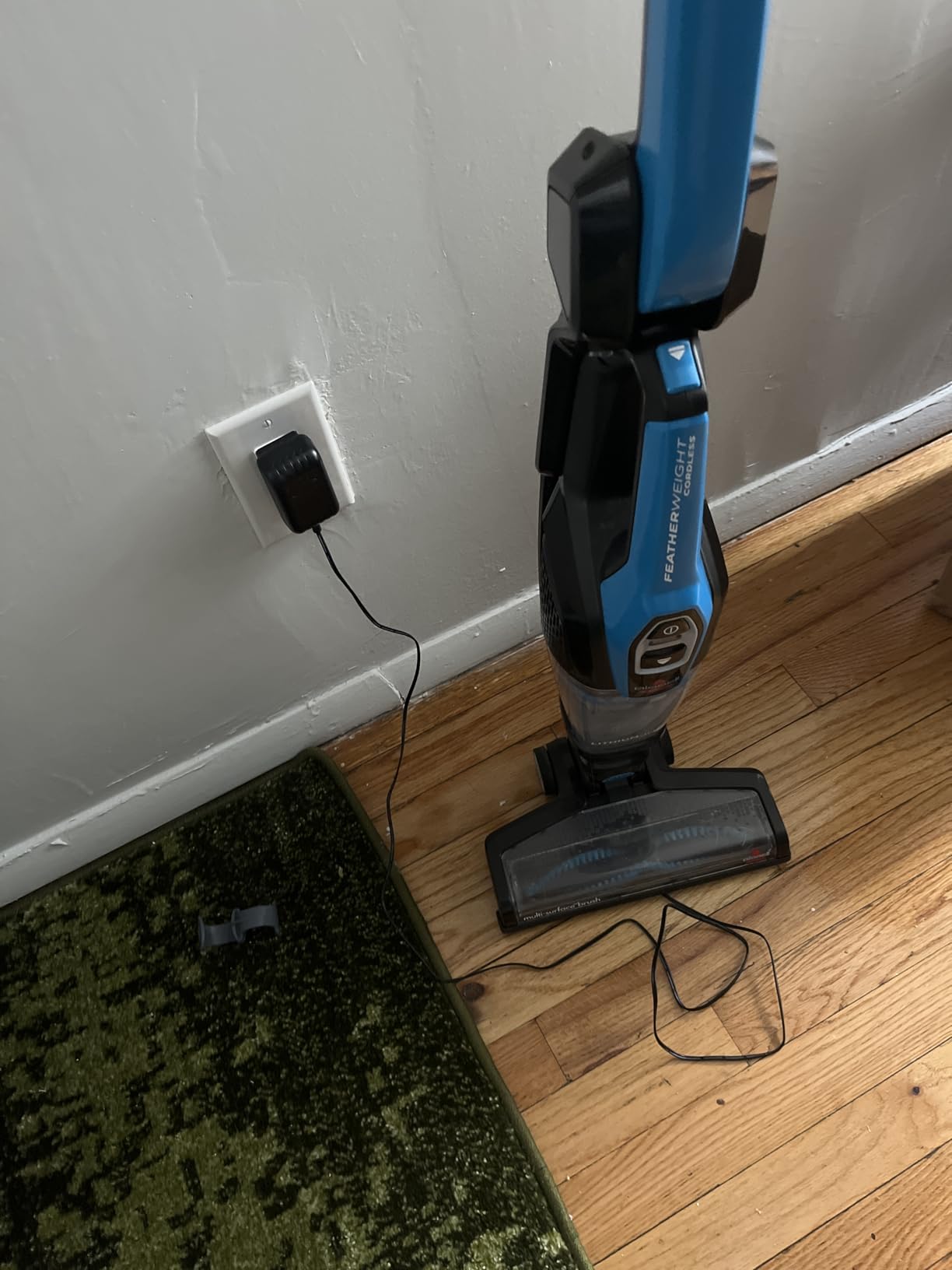 Bissell, 3061 Featherweight Cordless Stick Vacuum, Self-Standing, Electric Blue, Black customer photo 2