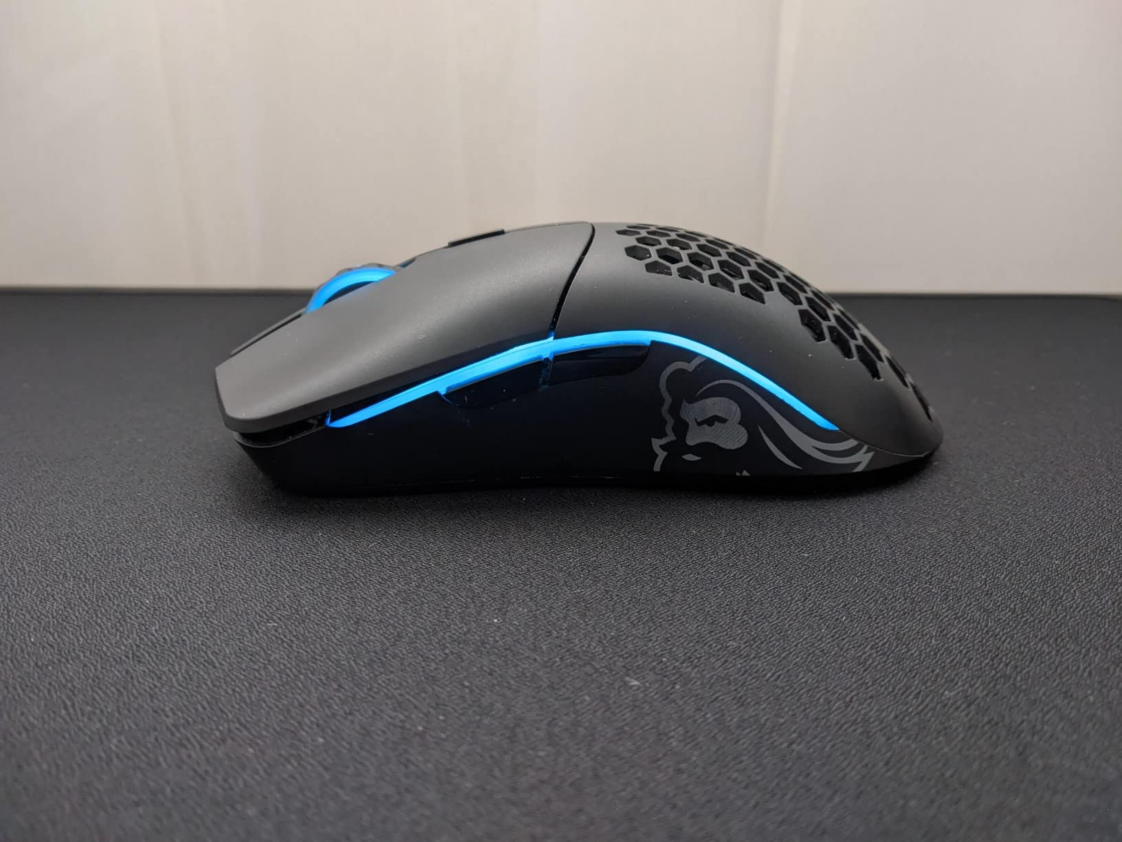 Model O Wireless Gaming Mouse - Superlight, 69g Honeycomb Design, RGB, Ambidextrous, Lag Free 2.4GHz Wireless, Up to 71 Hours Battery - Matte White customer photo 2