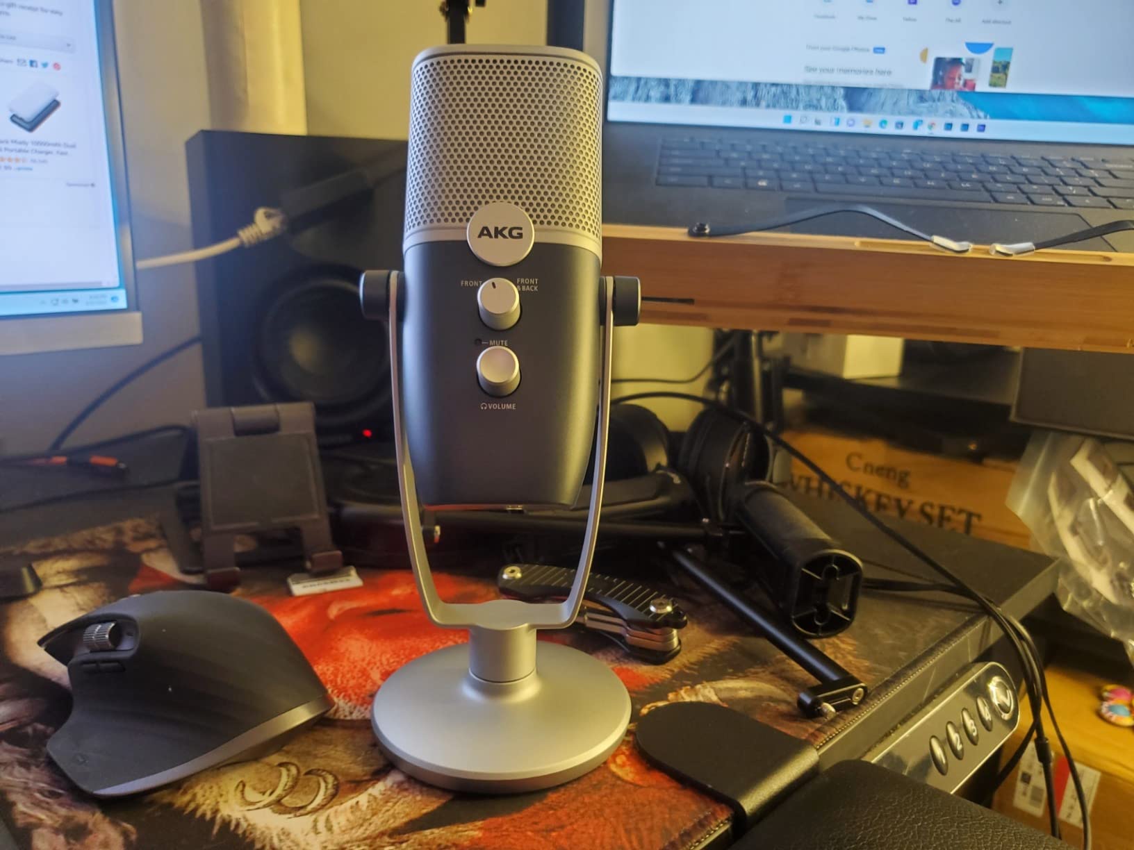 AKG Pro Audio Ara Professional USB-C Condenser Microphone, Dual Pattern Audio Capture Modes for Podcasting, Video Blogging, Gaming and Streaming, Blue & Silver customer photo 1