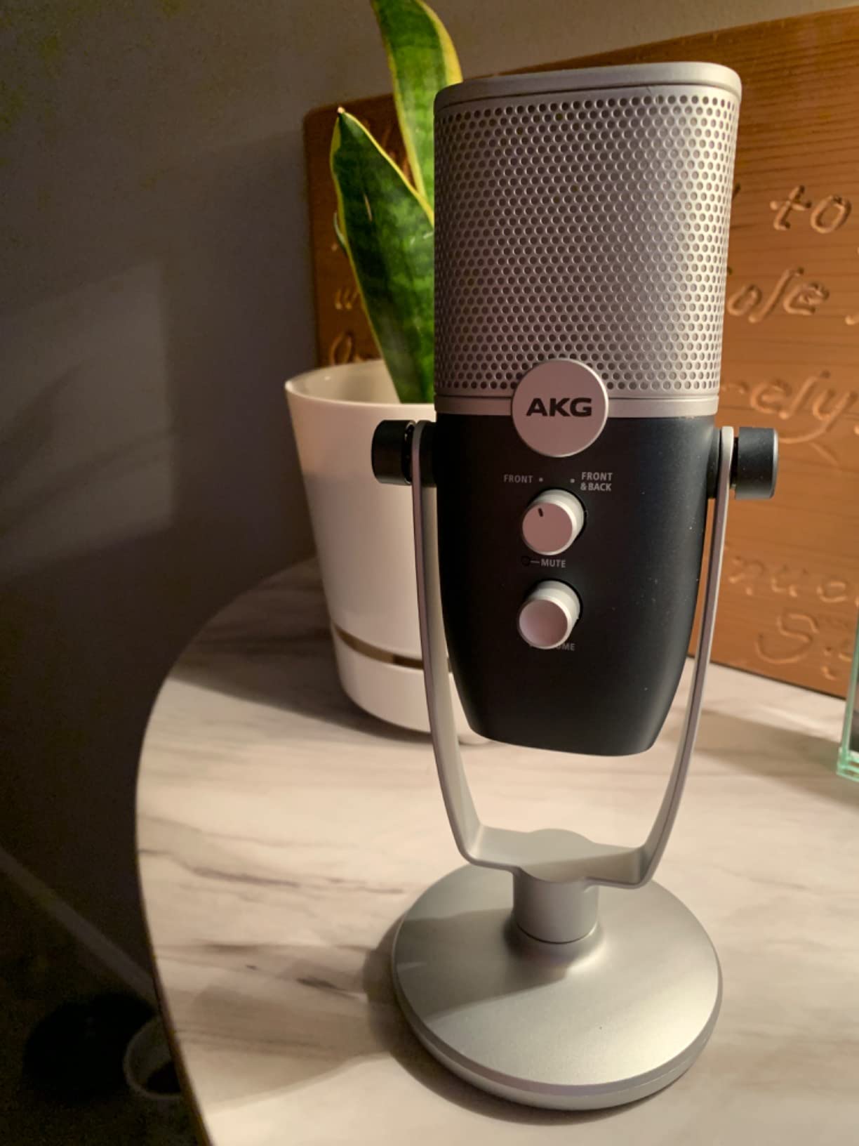 AKG Pro Audio Ara Professional USB-C Condenser Microphone, Dual Pattern Audio Capture Modes for Podcasting, Video Blogging, Gaming and Streaming, Blue & Silver customer photo 2