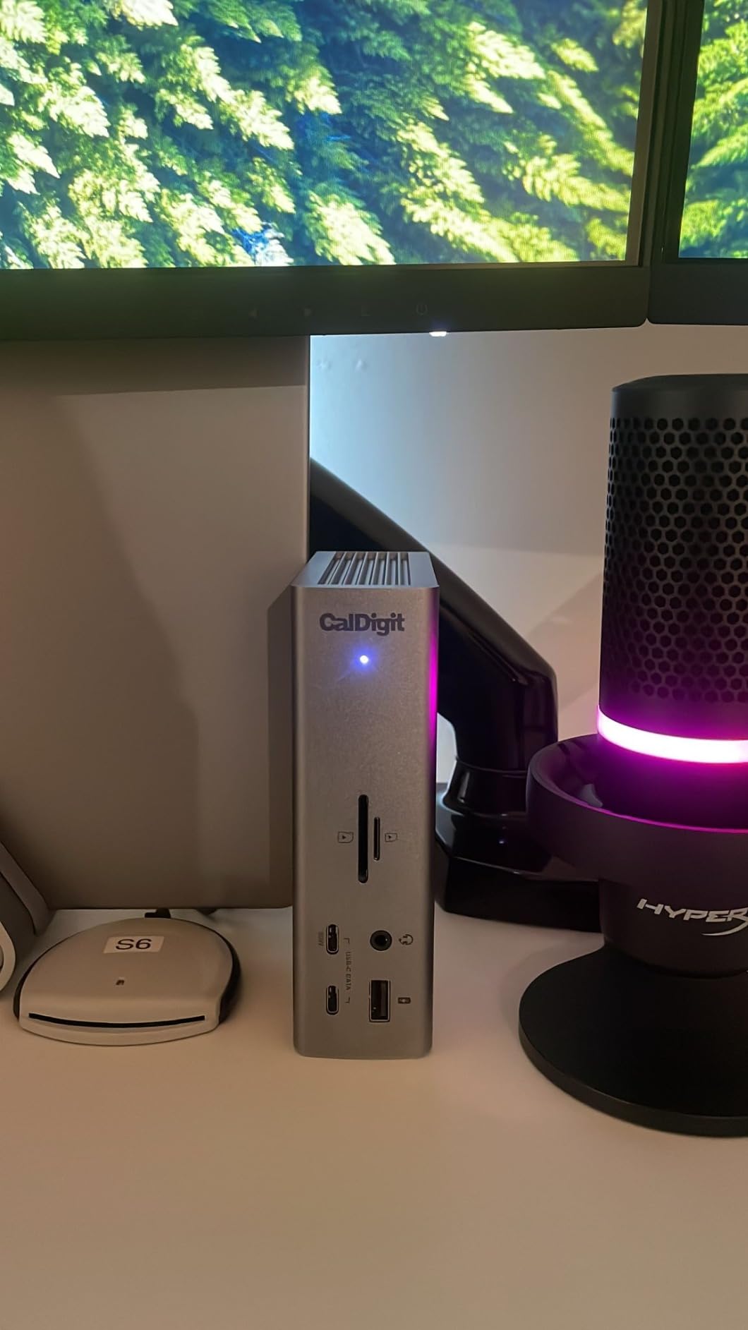 CalDigit TS4 18 Port Thunderbolt 4 Dock, 98W Charging, 3X TBT4 (40Gb/s), 2.5GbE LAN, 8K@30Hz or 2X 6K@60Hz Displays, Mac/Windows/Chrome customer photo 1