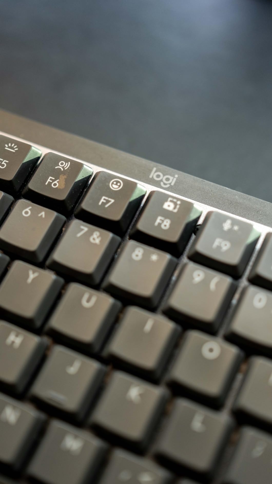 Logitech MX Mechanical Mini Mac Wireless Keyboard Low-Profile - Pale Grey | Low-profile full-size, 3 device Bluetooth pairing, Smart backlight auto-adjusts, USB-C rechargeable, Up to 15 day battery customer photo 2