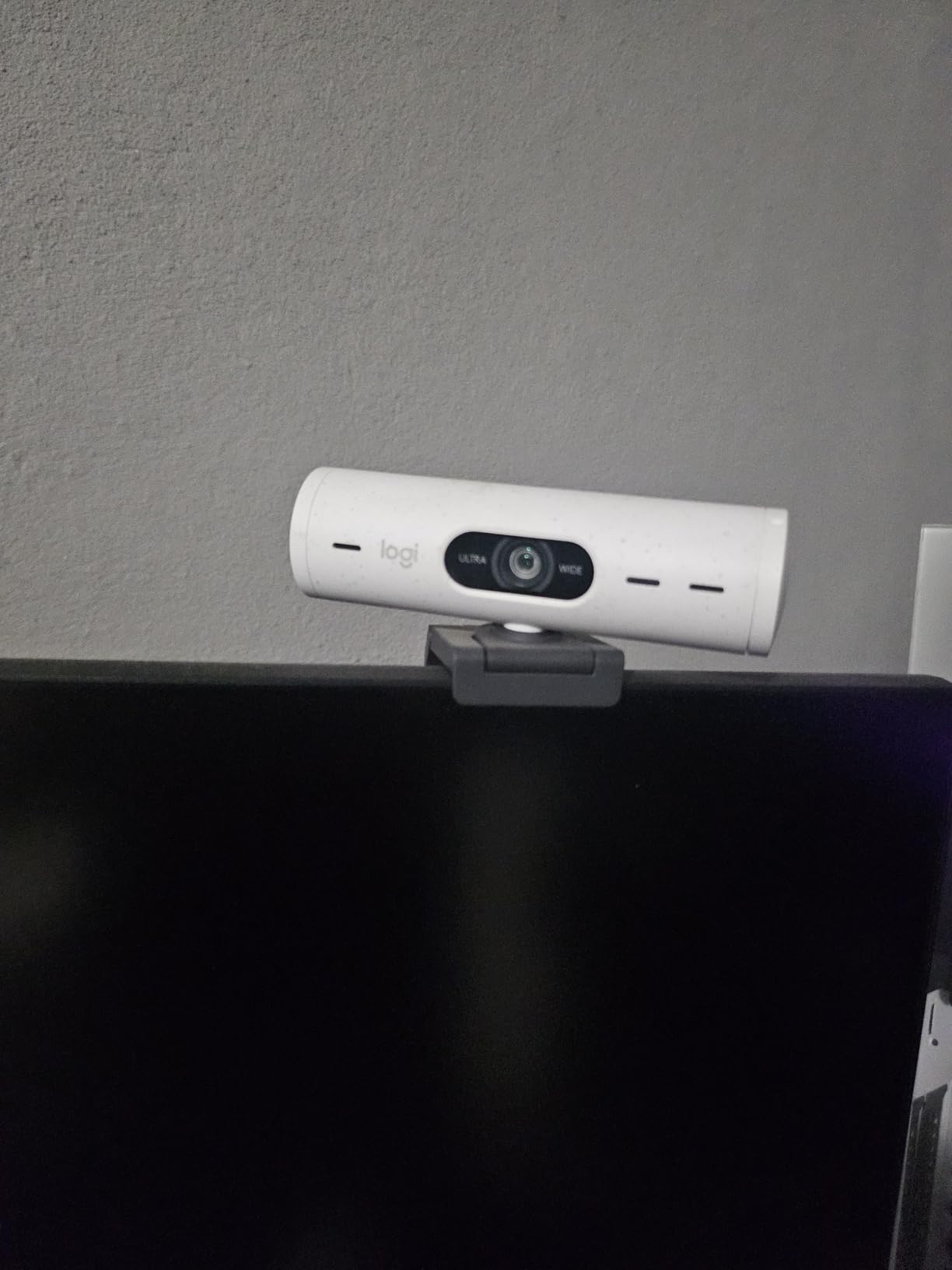 Logitech Brio 500 Full HD 1080p Webcam with Auto Light Correction, Dual Noise Reduction Mics, Privacy Cover, Auto Framing, Works with Teams, Meet, Zoom - Rose customer photo 1