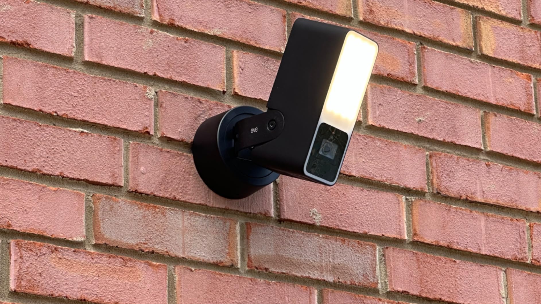 Eve Outdoor Cam - Secure floodlight Camera, Maximum Security & Privacy (HomeKit Secure Video), 1080p, Night Vision, Wi-Fi (2.4 GHz), Motion Sensor, Two-Way Communication, People/pet/Vehicle Detection customer photo 1