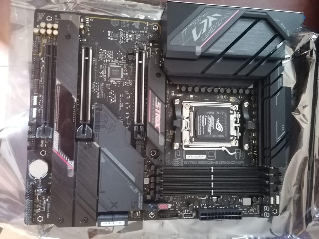 ROG Strix B650E-E Gaming WiFi AMD B650 AM5 Ryzen Desktop 9000 8000 & 7000 ATX Motherboard, 16+2 Power Stages, DDR5, 3X M.2 Slot, PCIe 5.0, WiFi 6E, 2.5G LAN, USB 3.2 Gen 2x2 Type-C, Aura Sync customer photo 2