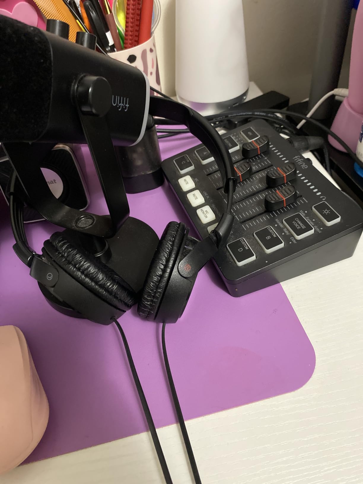 FIFINE AmpliGame AM8 USB/XLR Dynamic Microphone for Gaming Streaming | Podcast Mic with RGB Light, Mute Button, Headphones Jack, Desktop Stand, for Vocal Recording Singing YouTube customer photo 1