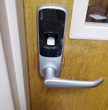 ULTRALOQ Latch 5 Smart Lock, World's First WiFi Smart Lever Lock, Auto-Lock, Touchscreen Digital Keypad, Fingerprint Door Handle for Home Front Door, Rental, Office, App Remote Control, Black customer photo 1