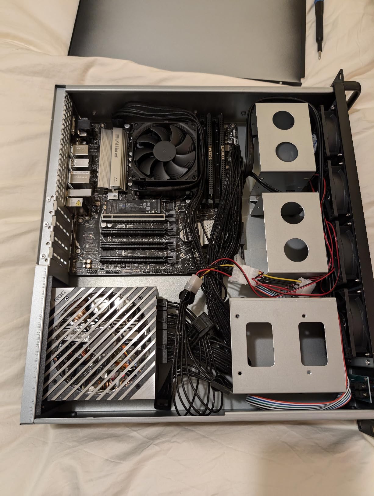 ASUS ROG Loki SFX-L 750W Platinum Fully Modular Power Supply, 80+ Platinum, Lambda A Certified, 120mm PWM ARGB Fan, ATX 3.0, PCIe 5.0 Ready customer photo 2