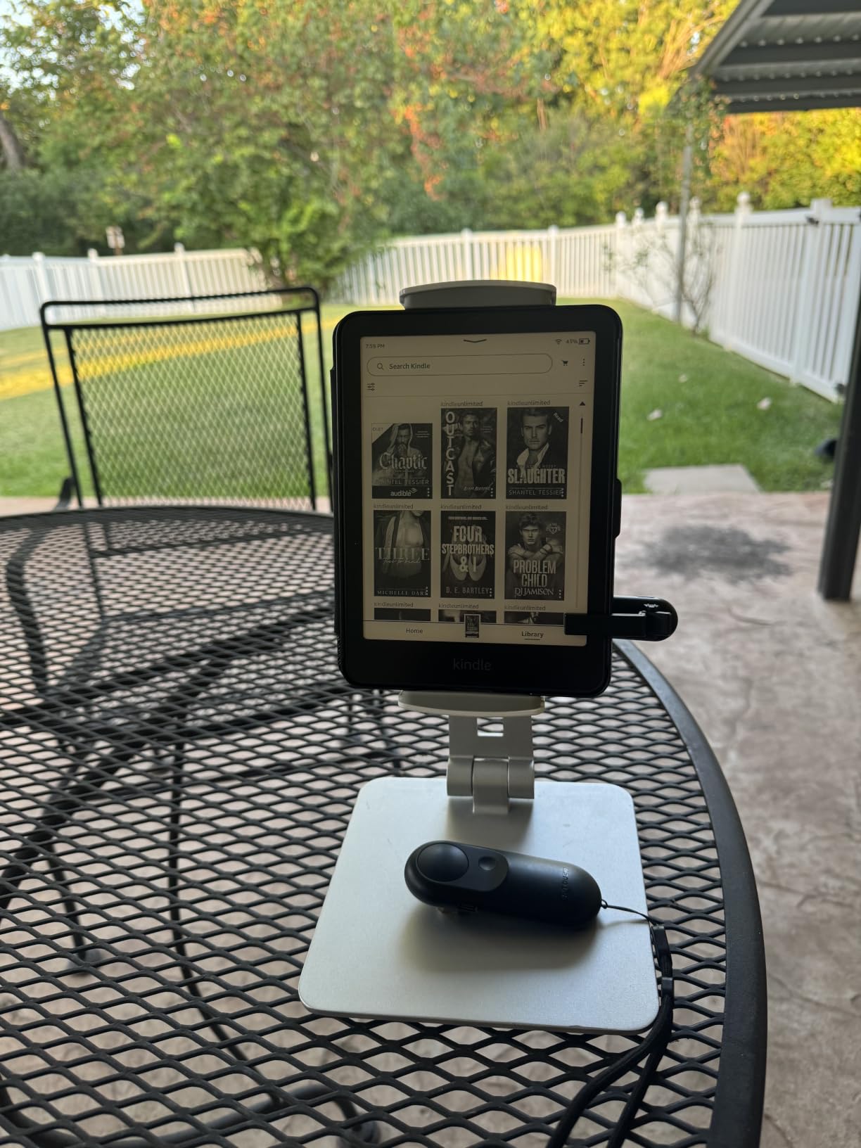 Amazon Kindle Paperwhite Signature Edition 32GB (newest model) - 20% faster with auto-adjusting front light, wireless charging, and weeks of battery life - Metallic Raspberry customer photo 2