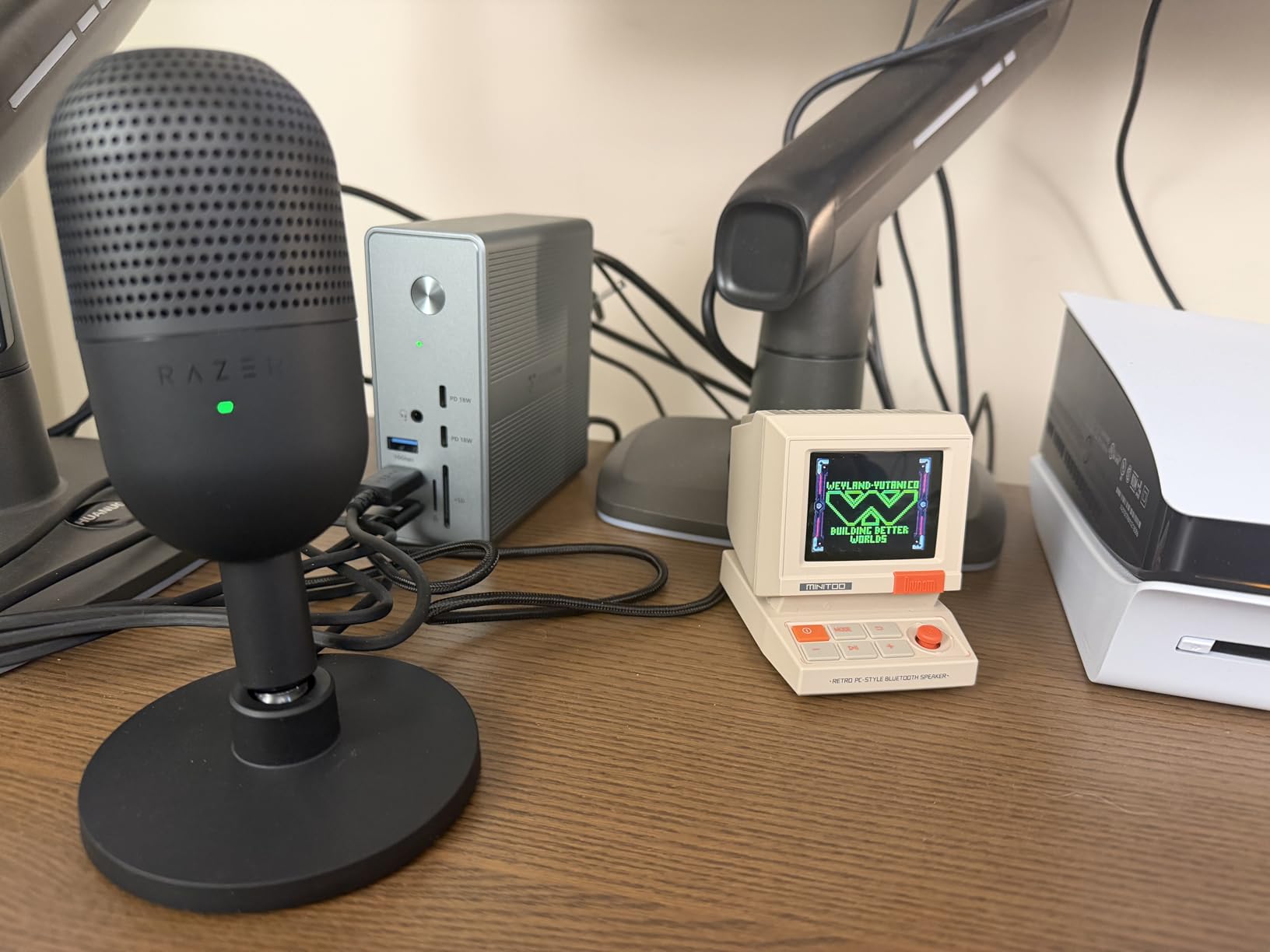Razer Seiren V3 Mini USB Microphone, Supercardioid Condenser Mic, Black | Tap-to-Mute Sensor with LED Indicator, Shock Absorber, Ultra Compact, Works with OBS, Discord, Zoom, Teams customer photo 1