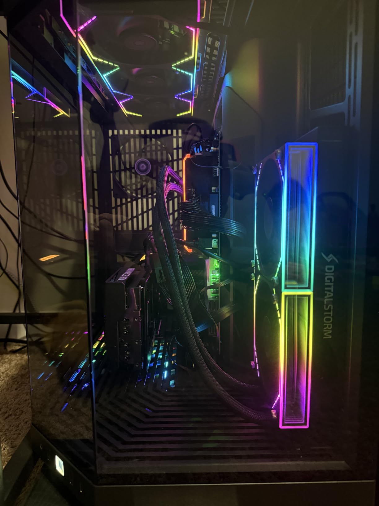 Hyte Y70 Modern Aesthetic Gaming PC Case - Panoramic Glass | High-Airflow Design | Cable Management | Dual Chamber ATX Mid-Tower Chassis | 10 Fan Capacity | Luxury PCIe 4.0 Riser Cable - Snow White customer photo 1
