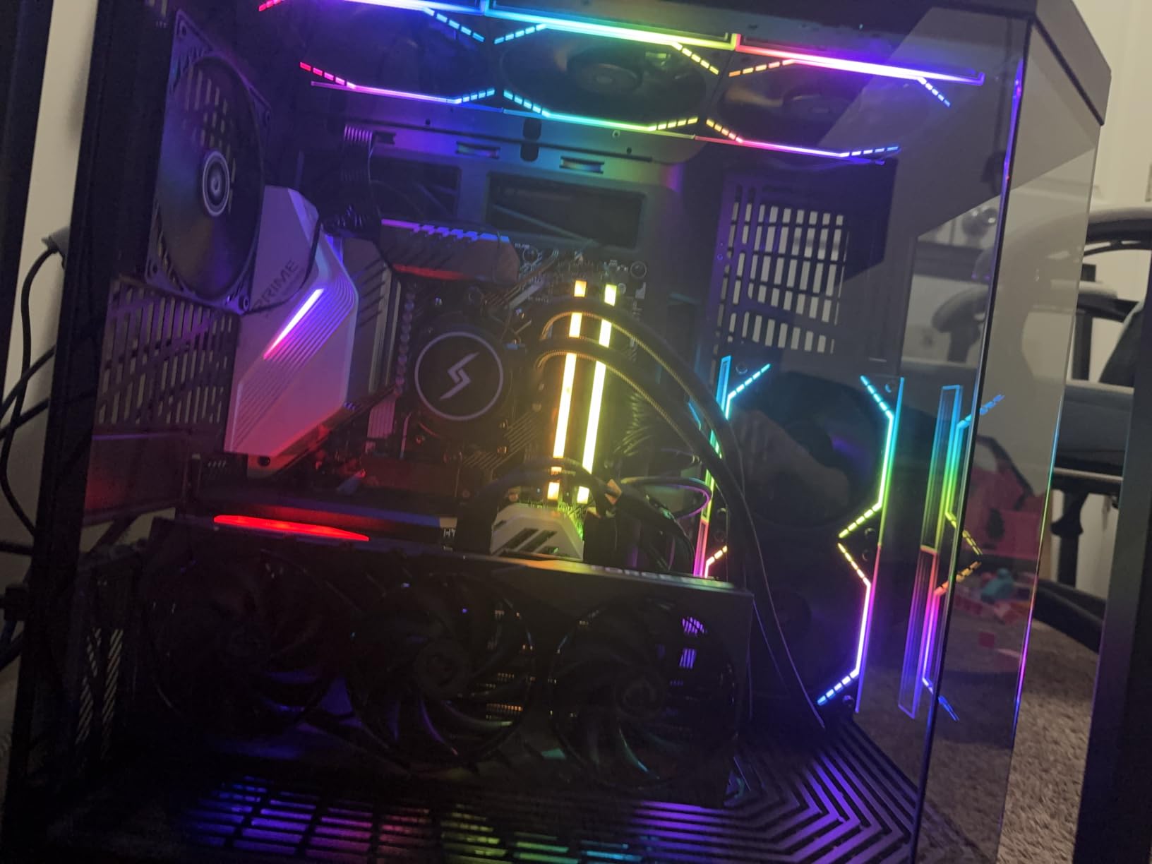 Hyte Y70 Modern Aesthetic Gaming PC Case - Panoramic Glass | High-Airflow Design | Cable Management | Dual Chamber ATX Mid-Tower Chassis | 10 Fan Capacity | Luxury PCIe 4.0 Riser Cable - Snow White customer photo 2