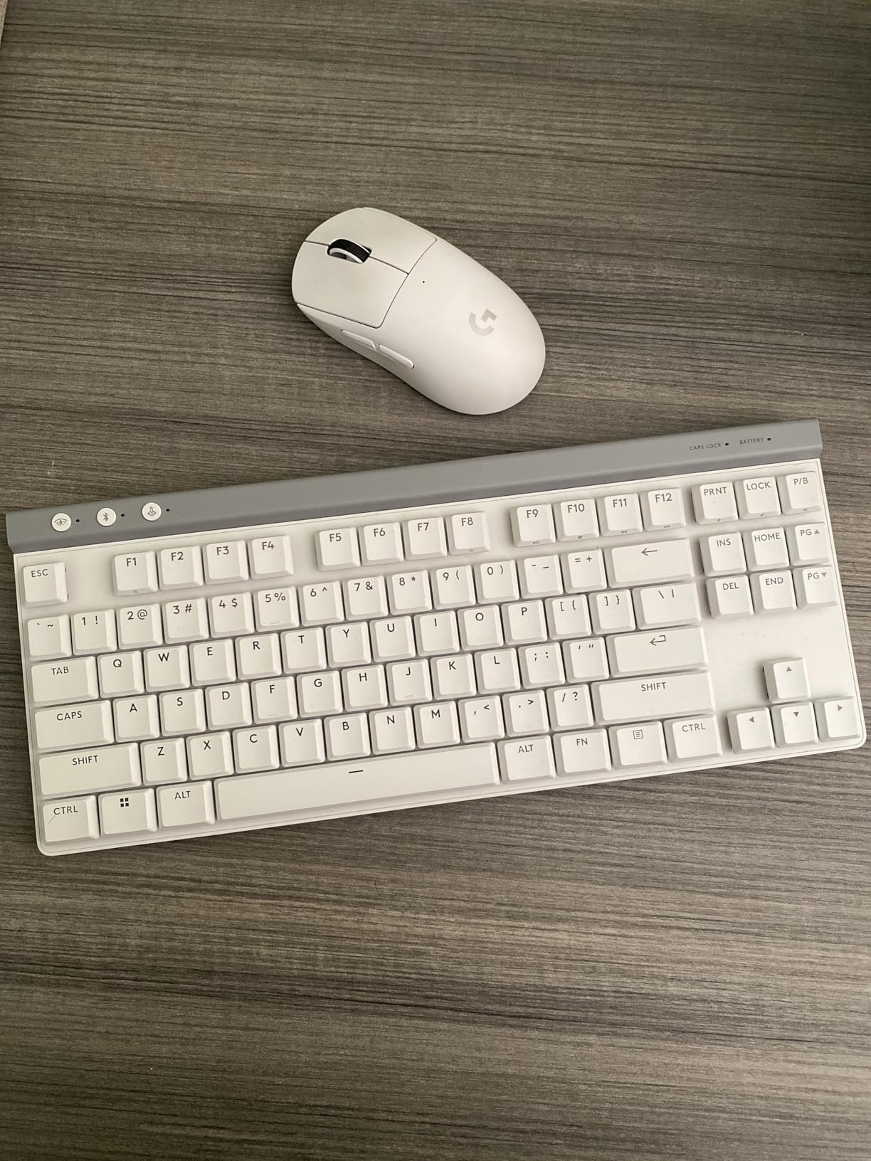 Logitech G515 Lightspeed TKL Low Profile Wireless Gaming Keyboard, LIGHTSYNC RGB, Thin Tenkeyless Design, Double-Shot PBT Keycaps, Linear (Red) Mechanical Switches - Black customer photo 2