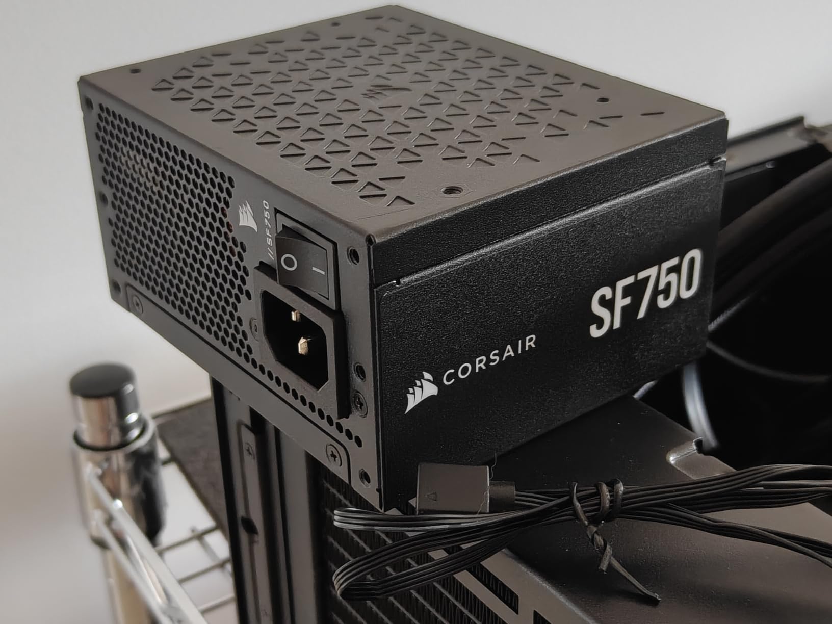 CORSAIR SF750 (2024) Fully Modular SFX Low Noise 80 Plus Platinum Power Supply - ATX 3.1 Compliant - PCIe 5.1 Ready - Small Form Factor - Bracket Included - Black customer photo 2