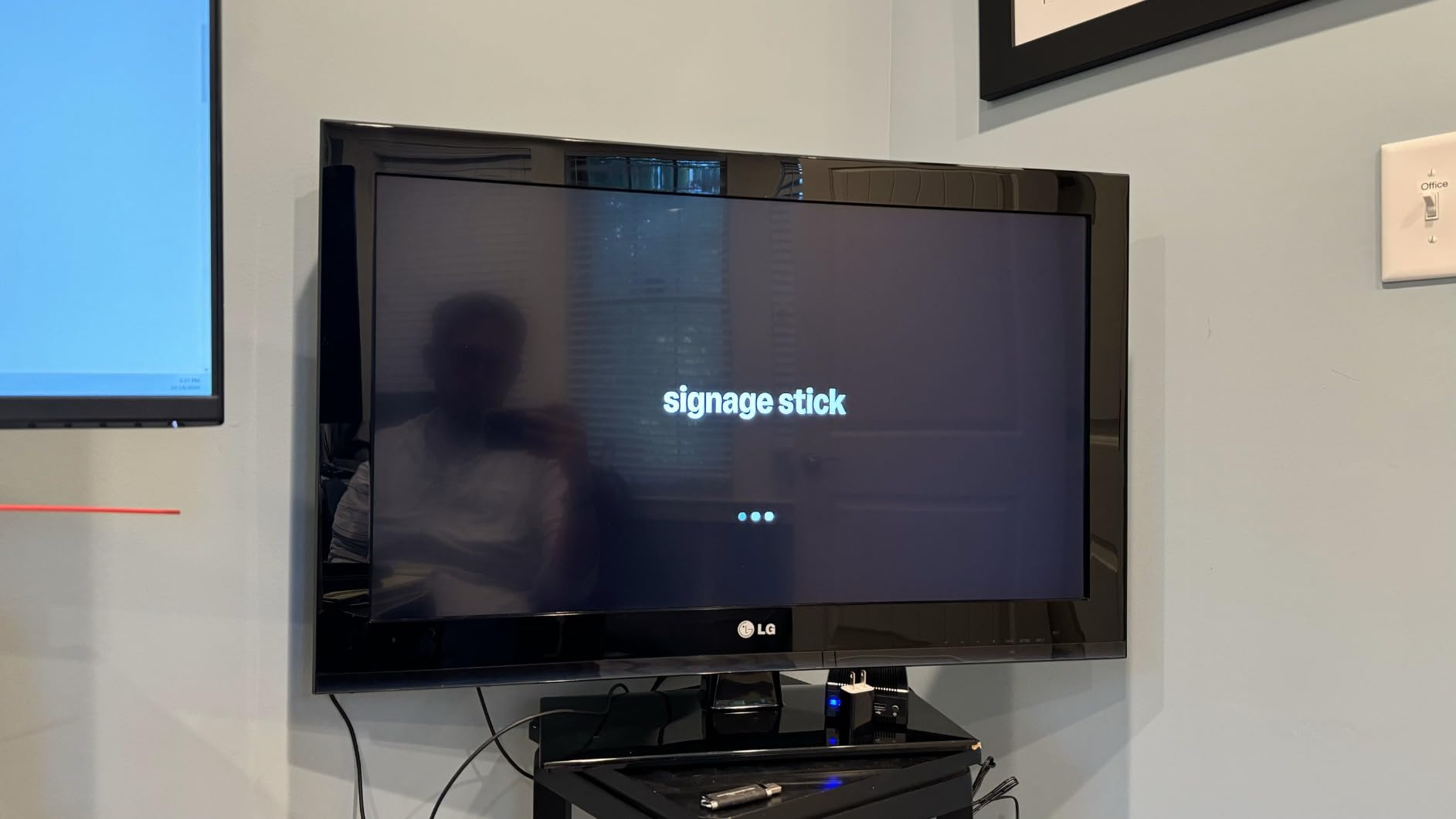 Amazon Signage Stick - Professional Digital Signage 4K Media Player - Designed for Businesses of All Sizes, Easy Setup with free Mobile App, and CMS Compatibility customer photo 2